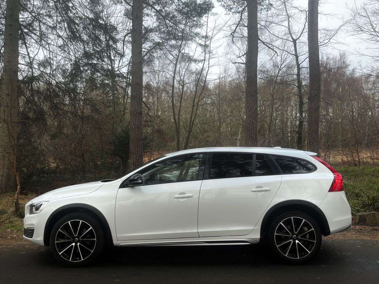 A 2017 VOLVO V60 CROSS COUNTRY 2.4 D4 Lux Nav Estate 5dr Diesel Auto AWD Euro 6 (s/s) (190 ps) ***WINTERPA A 2017 VOLVO V60 CROSS COUNTRY 2.4 D4 Lux Nav Estate 5dr Diesel Auto AWD Euro 6 (s/s) (190 ps) ***WINTERPA