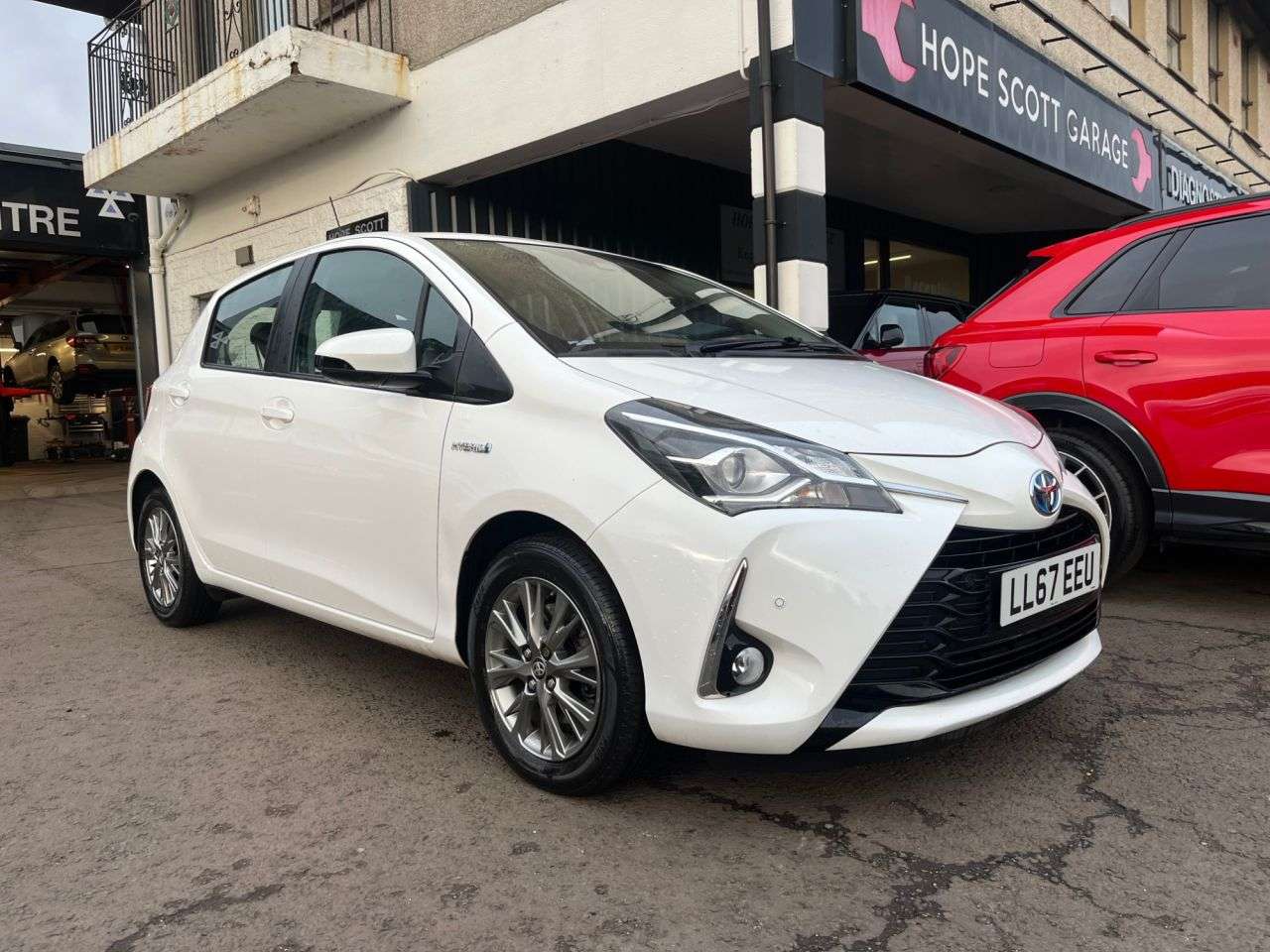 A 2017 TOYOTA YARIS 1.5 VVT-h Icon Tech Hatchback 5dr Petrol Hybrid E-CVT Euro 6 (s/s) (100 ps) A 2017 TOYOTA YARIS 1.5 VVT-h Icon Tech Hatchback 5dr Petrol Hybrid E-CVT Euro 6 (s/s) (100 ps)