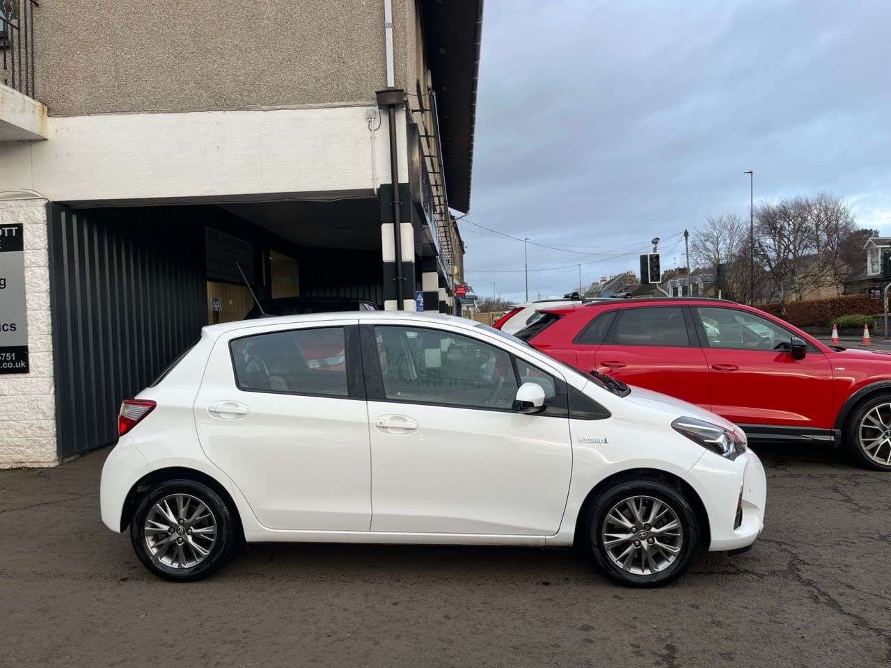 A 2017 TOYOTA YARIS 1.5 VVT-h Icon Tech Hatchback 5dr Petrol Hybrid E-CVT Euro 6 (s/s) (100 ps) A 2017 TOYOTA YARIS 1.5 VVT-h Icon Tech Hatchback 5dr Petrol Hybrid E-CVT Euro 6 (s/s) (100 ps)