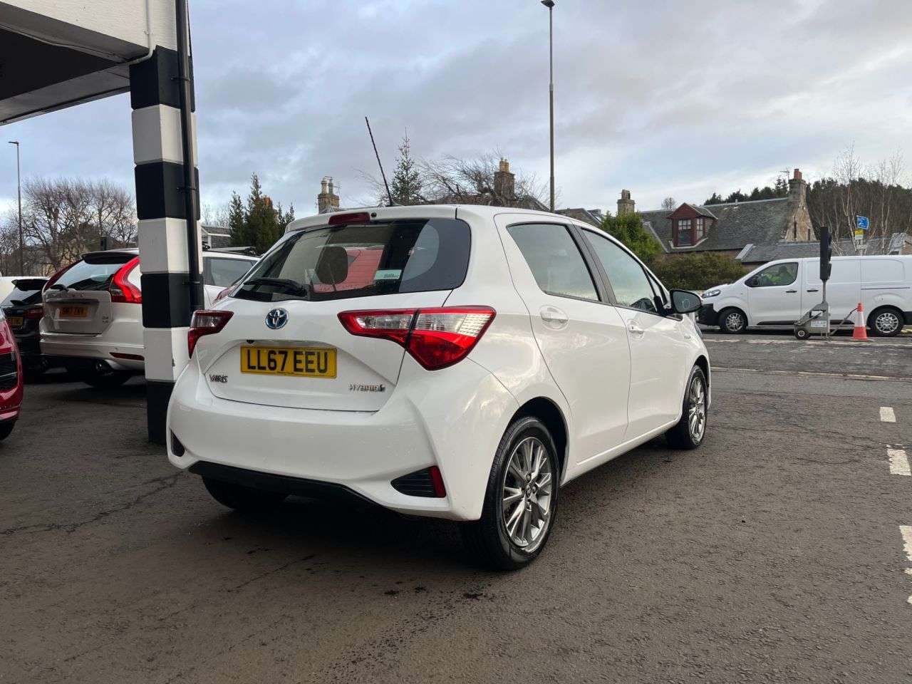 A 2017 TOYOTA YARIS 1.5 VVT-h Icon Tech Hatchback 5dr Petrol Hybrid E-CVT Euro 6 (s/s) (100 ps) A 2017 TOYOTA YARIS 1.5 VVT-h Icon Tech Hatchback 5dr Petrol Hybrid E-CVT Euro 6 (s/s) (100 ps)