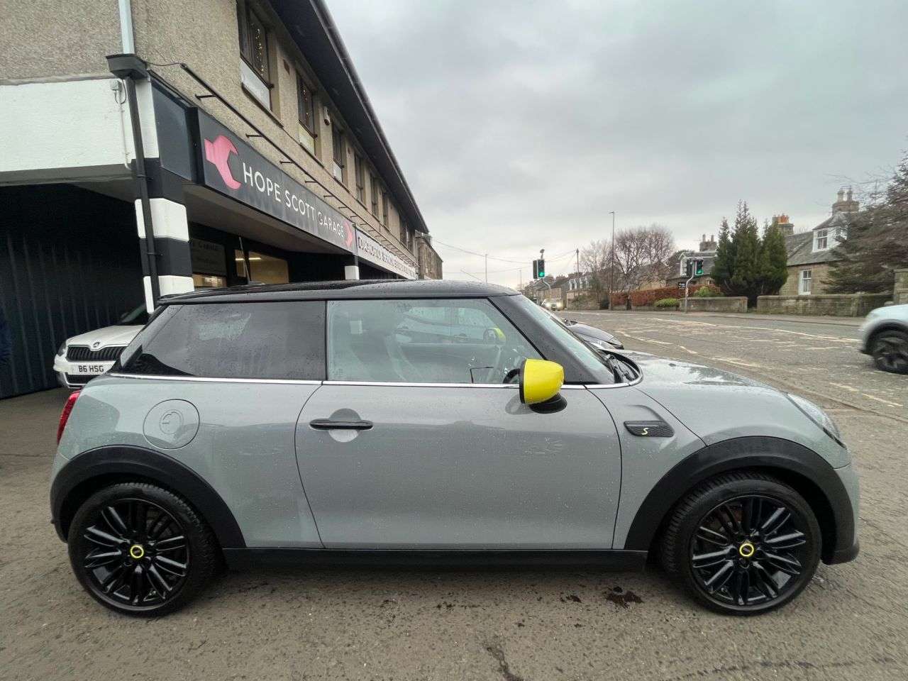 A 2022 MINI ELECTRIC HATCH Cooper SE 32.6kWh Level 2 Hatchback 3dr Electric Auto (184 ps) ***HEATED SE A 2022 MINI ELECTRIC HATCH Cooper SE 32.6kWh Level 2 Hatchback 3dr Electric Auto (184 ps) ***HEATED SE