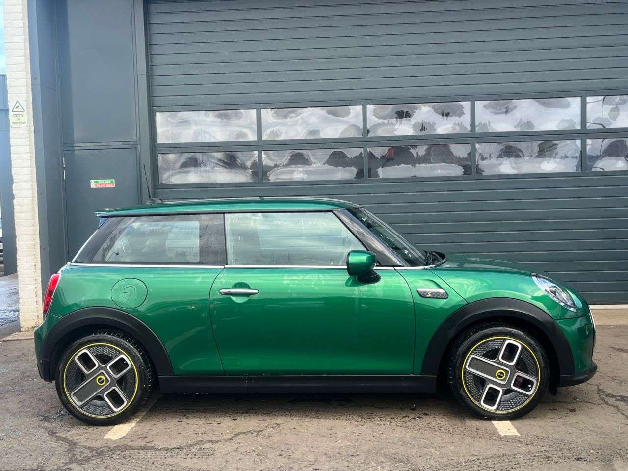 A 2022 MINI ELECTRIC HATCH Cooper SE 32.6kWh Level 2 Hatchback 3dr Electric Auto (184 ps) ***ONE OWNER A 2022 MINI ELECTRIC HATCH Cooper SE 32.6kWh Level 2 Hatchback 3dr Electric Auto (184 ps) ***ONE OWNER
