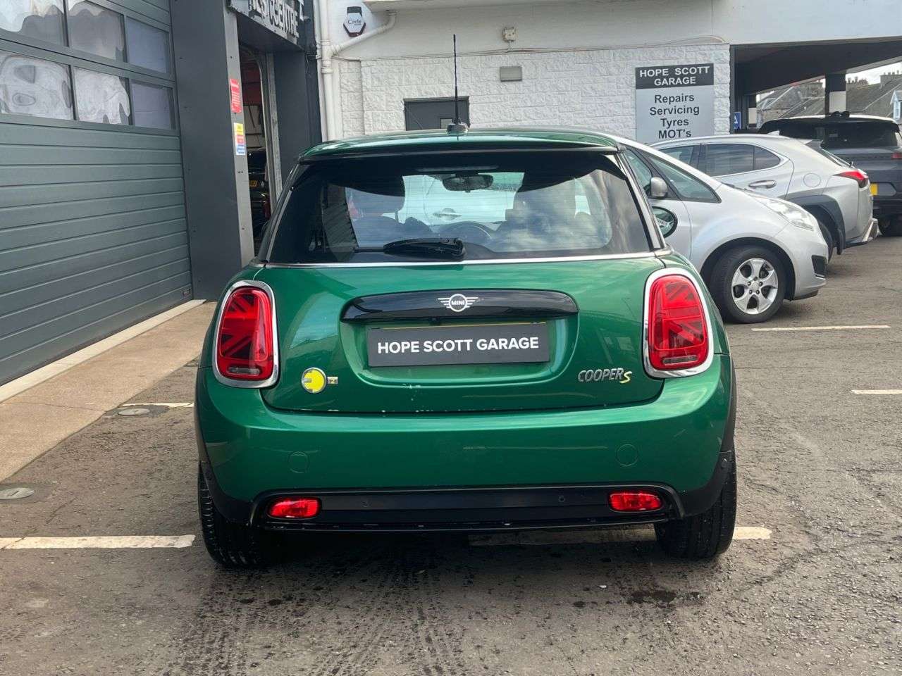 A 2022 MINI ELECTRIC HATCH Cooper SE 32.6kWh Level 2 Hatchback 3dr Electric Auto (184 ps) ***ONE OWNER A 2022 MINI ELECTRIC HATCH Cooper SE 32.6kWh Level 2 Hatchback 3dr Electric Auto (184 ps) ***ONE OWNER