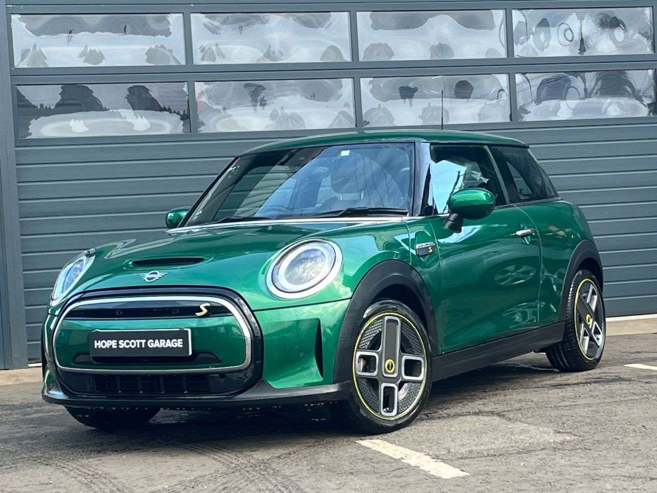A 2022 MINI ELECTRIC HATCH Cooper SE 32.6kWh Level 2 Hatchback 3dr Electric Auto (184 ps) ***ONE OWNER A 2022 MINI ELECTRIC HATCH Cooper SE 32.6kWh Level 2 Hatchback 3dr Electric Auto (184 ps) ***ONE OWNER