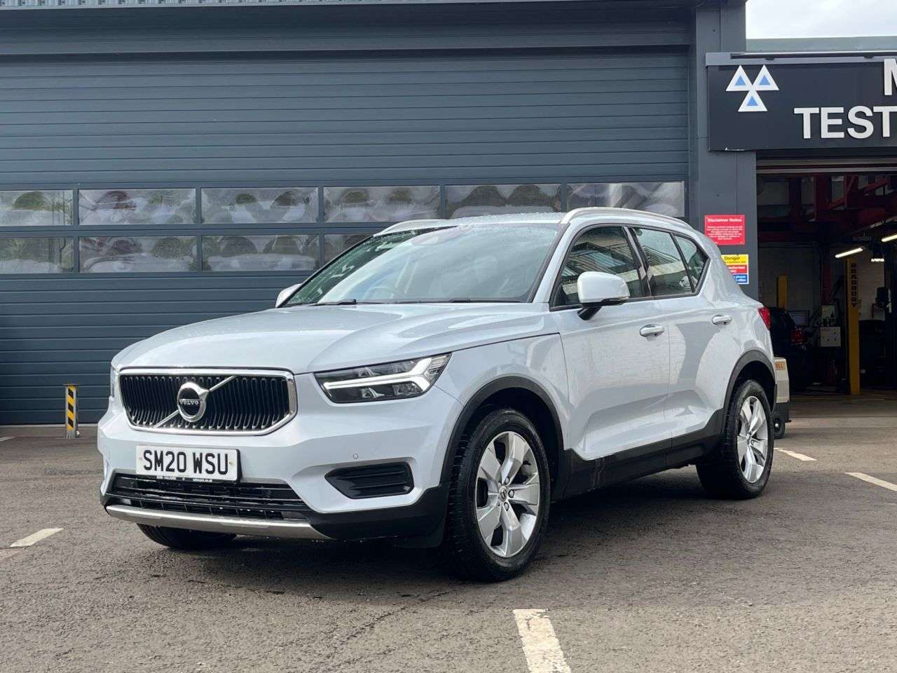 A 2020 VOLVO XC40 1.5 T3 Momentum SUV 5dr Petrol Manual Euro 6 (s/s) (163 ps) A 2020 VOLVO XC40 1.5 T3 Momentum SUV 5dr Petrol Manual Euro 6 (s/s) (163 ps)