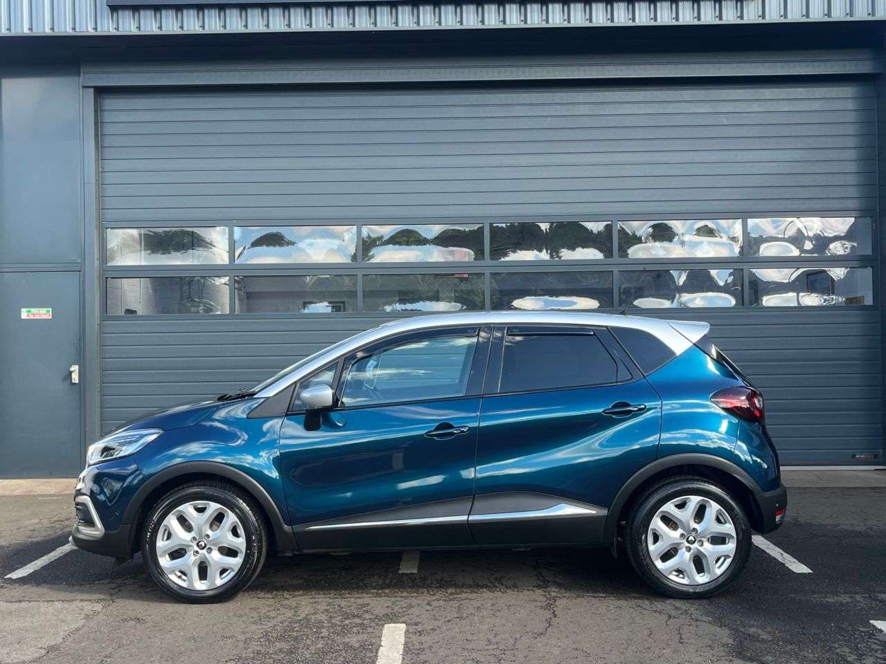 A 2019 RENAULT CAPTUR 0.9 TCe ENERGY GT Line SUV 5dr Petrol Manual Euro 6 (s/s) (90 ps) ***HEATED A 2019 RENAULT CAPTUR 0.9 TCe ENERGY GT Line SUV 5dr Petrol Manual Euro 6 (s/s) (90 ps) ***HEATED