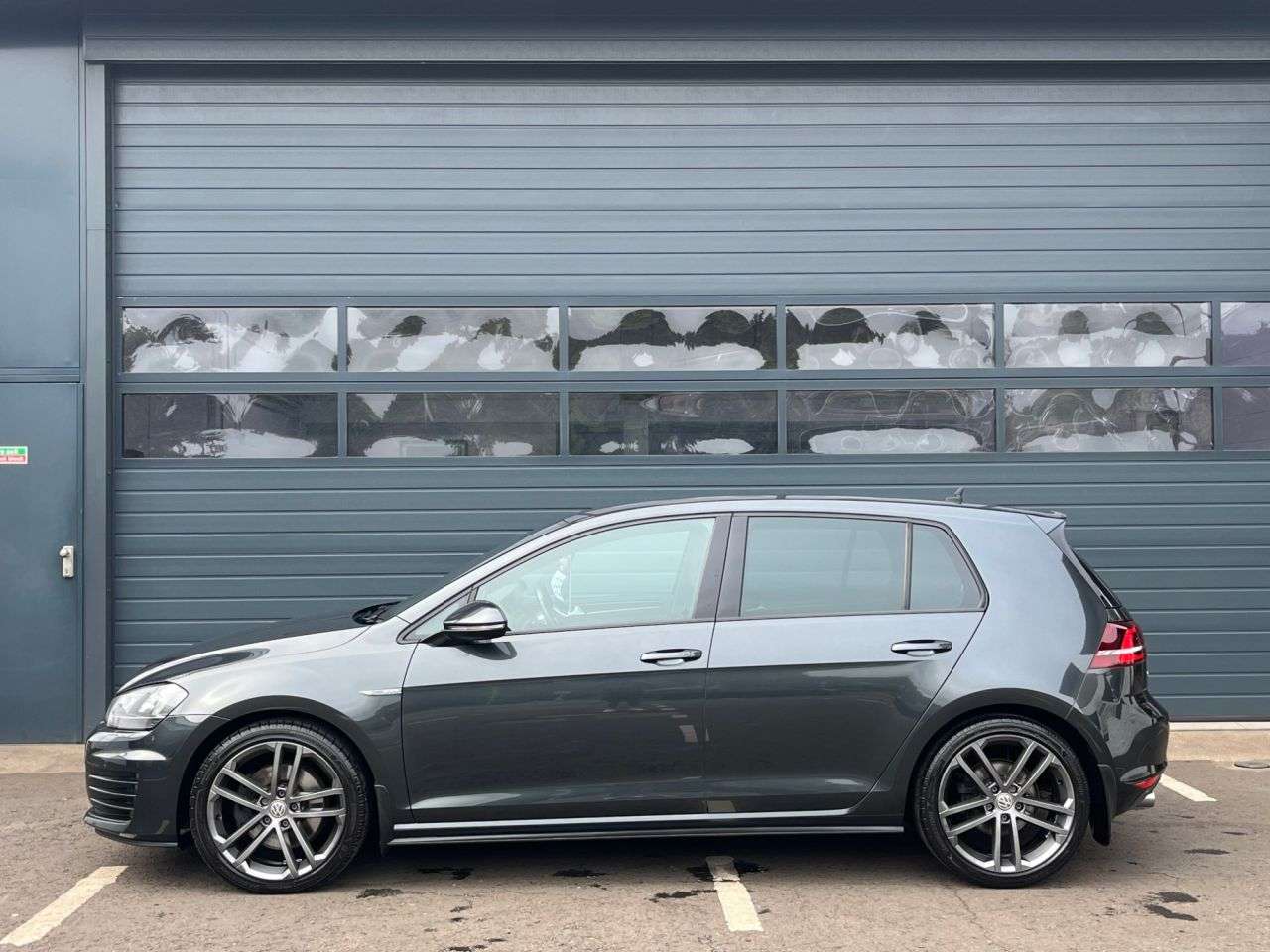 A 2017 VOLKSWAGEN GOLF 2.0 TDI BlueMotion Tech GTD Hatchback 5dr Diesel DSG Euro 6 (s/s) (184 ps) A 2017 VOLKSWAGEN GOLF 2.0 TDI BlueMotion Tech GTD Hatchback 5dr Diesel DSG Euro 6 (s/s) (184 ps)