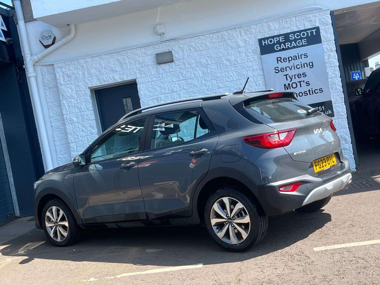 A 2023 KIA STONIC 1.0 T-GDi 2 SUV 5dr Petrol Manual Euro 6 (s/s) (99 bhp) ***ONE OWNER + WARR A 2023 KIA STONIC 1.0 T-GDi 2 SUV 5dr Petrol Manual Euro 6 (s/s) (99 bhp) ***ONE OWNER + WARR