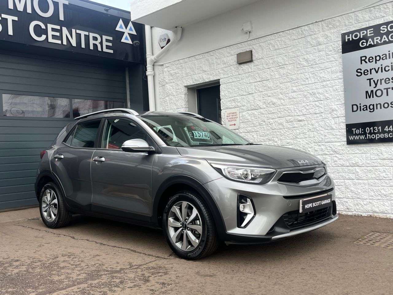 A 2025 KIA STONIC 1.0 T-GDi 2 SUV 5dr Petrol Manual Euro 6 (s/s) (98 bhp) ***ONE OWNER + WARR A 2025 KIA STONIC 1.0 T-GDi 2 SUV 5dr Petrol Manual Euro 6 (s/s) (98 bhp) ***ONE OWNER + WARR