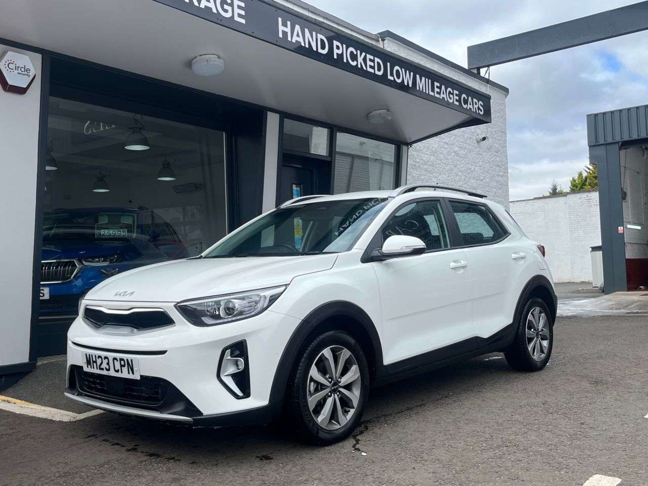 A 2023 KIA STONIC 1.0 T-GDi 2 SUV 5dr Petrol Manual Euro 6 (s/s) (99 bhp) ***ONE OWNER + KIA A 2023 KIA STONIC 1.0 T-GDi 2 SUV 5dr Petrol Manual Euro 6 (s/s) (99 bhp) ***ONE OWNER + KIA