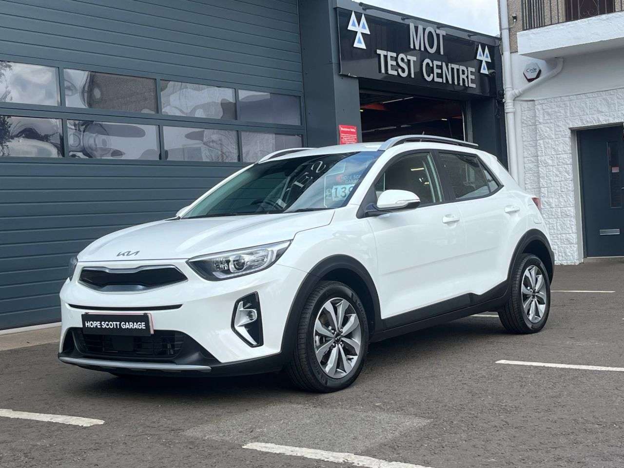 A 2023 KIA STONIC 1.0 T-GDi 2 SUV 5dr Petrol Manual Euro 6 (s/s) (99 bhp) ***ONE OWNER + KIA A 2023 KIA STONIC 1.0 T-GDi 2 SUV 5dr Petrol Manual Euro 6 (s/s) (99 bhp) ***ONE OWNER + KIA