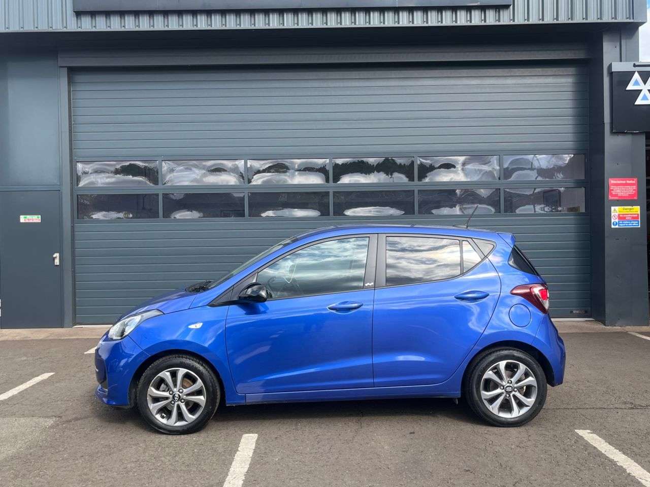 A 2019 HYUNDAI I10 1.0 Play Hatchback 5dr Petrol Manual Euro 6 (67 ps) ***NAVIGATION+CRUISE+BL A 2019 HYUNDAI I10 1.0 Play Hatchback 5dr Petrol Manual Euro 6 (67 ps) ***NAVIGATION+CRUISE+BL
