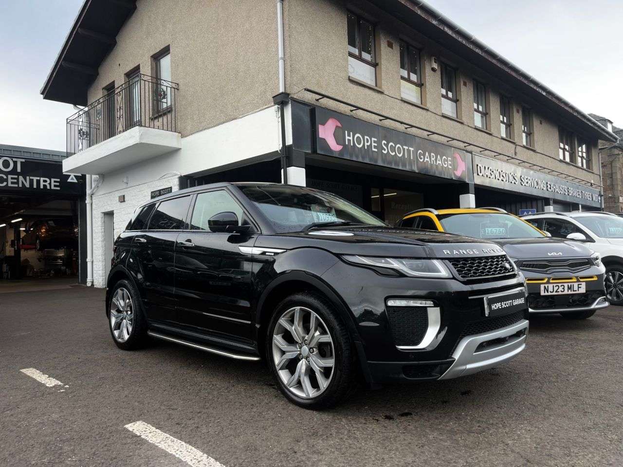A 2017 LAND ROVER RANGE ROVER EVOQUE 2.0 TD4 Autobiography SUV 5dr Diesel Auto 4WD Euro 6 (s/s) (180 ps) ***TOP A 2017 LAND ROVER RANGE ROVER EVOQUE 2.0 TD4 Autobiography SUV 5dr Diesel Auto 4WD Euro 6 (s/s) (180 ps) ***TOP