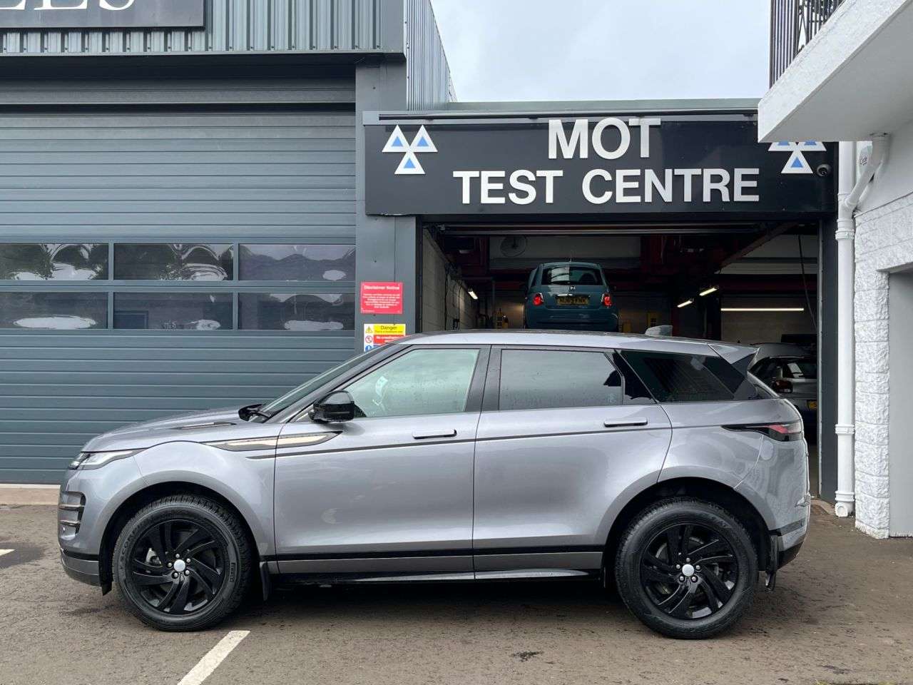 A 2022 LAND ROVER RANGE ROVER EVOQUE 2.0 D165 R-Dynamic S SUV 5dr Diesel Manual FWD Euro 6 (s/s) (163 ps) ***REV A 2022 LAND ROVER RANGE ROVER EVOQUE 2.0 D165 R-Dynamic S SUV 5dr Diesel Manual FWD Euro 6 (s/s) (163 ps) ***REV
