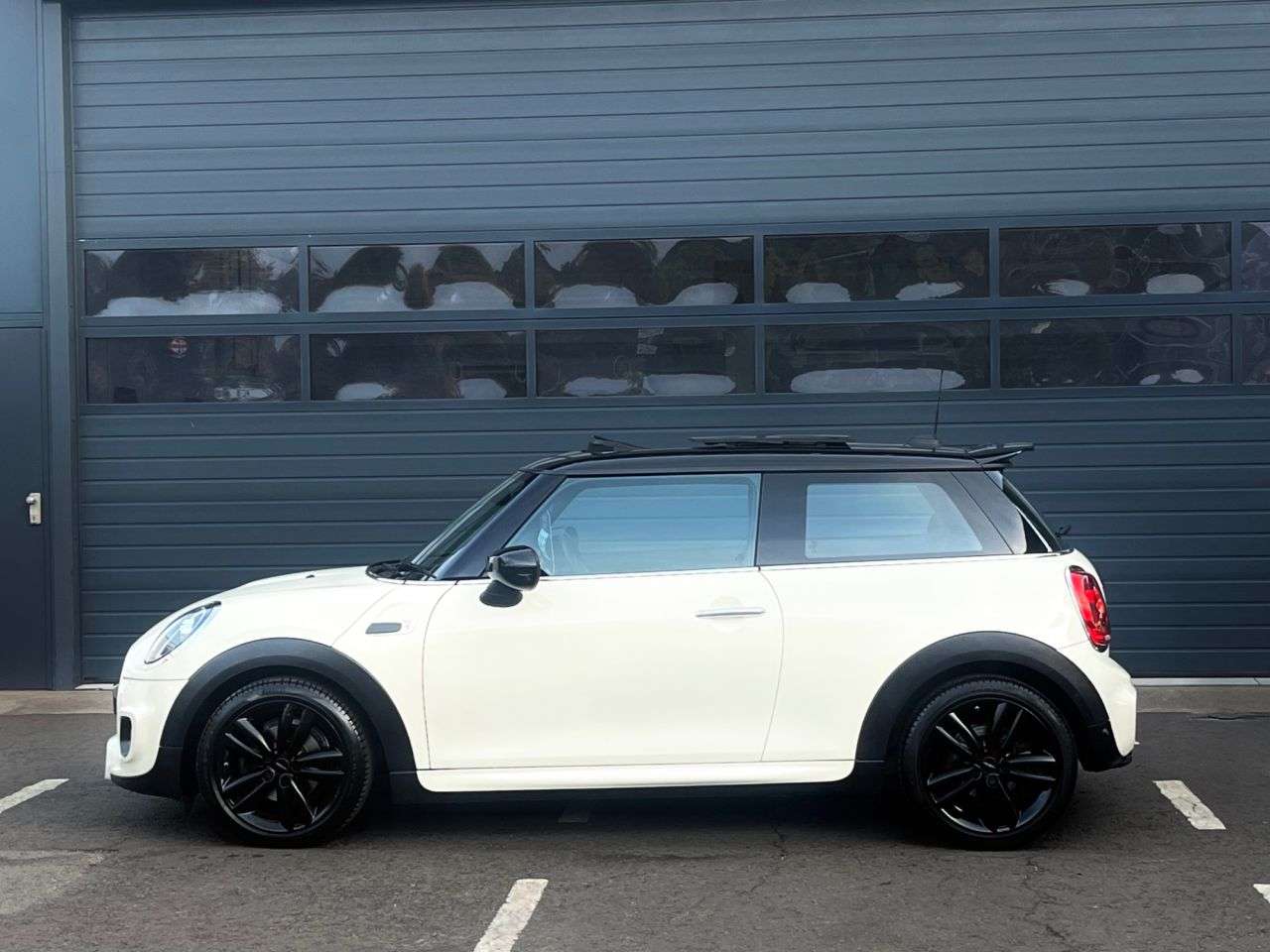 A 2019 MINI HATCH 1.5 Cooper Sport Hatchback 3dr Petrol Manual Euro 6 (s/s) (136 ps) ***SUNRO A 2019 MINI HATCH 1.5 Cooper Sport Hatchback 3dr Petrol Manual Euro 6 (s/s) (136 ps) ***SUNRO