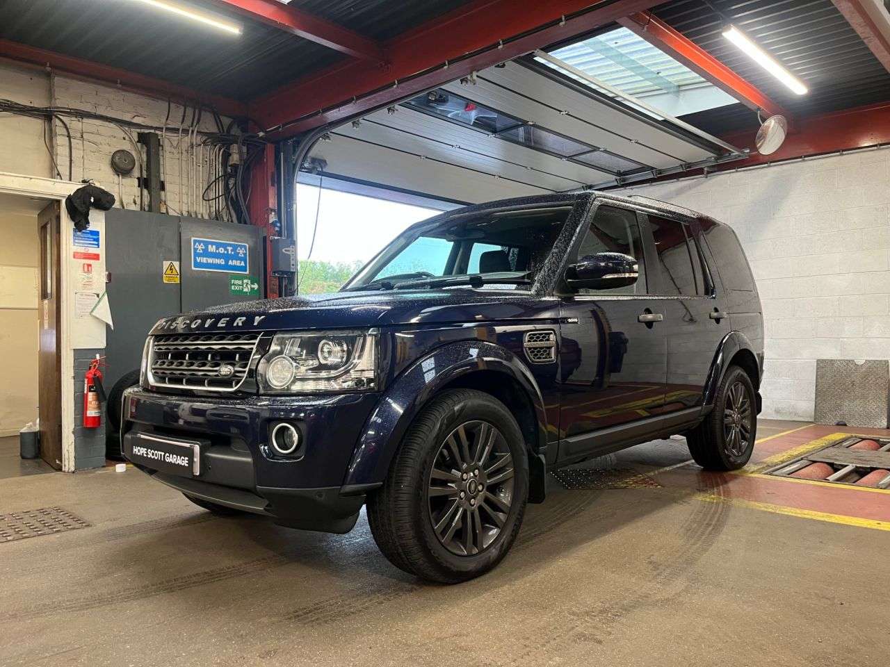 A 2016 LAND ROVER DISCOVERY 4 3.0 SD V6 Graphite SUV 5dr Diesel Auto 4WD Euro 6 (s/s) (256 bhp) ***TOWBAR A 2016 LAND ROVER DISCOVERY 4 3.0 SD V6 Graphite SUV 5dr Diesel Auto 4WD Euro 6 (s/s) (256 bhp) ***TOWBAR