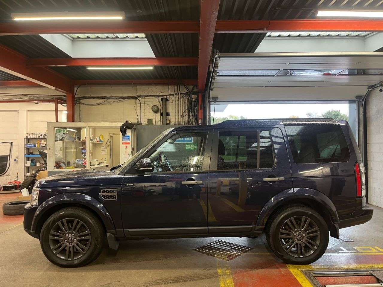 A 2016 LAND ROVER DISCOVERY 4 3.0 SD V6 Graphite SUV 5dr Diesel Auto 4WD Euro 6 (s/s) (256 bhp) ***TOWBAR A 2016 LAND ROVER DISCOVERY 4 3.0 SD V6 Graphite SUV 5dr Diesel Auto 4WD Euro 6 (s/s) (256 bhp) ***TOWBAR