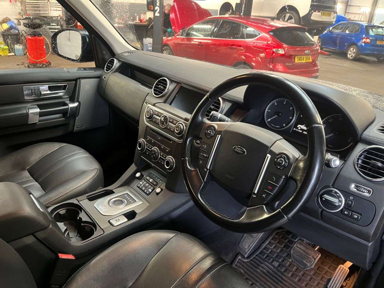 A 2016 LAND ROVER DISCOVERY 4 3.0 SD V6 Graphite SUV 5dr Diesel Auto 4WD Euro 6 (s/s) (256 bhp) ***TOWBAR A 2016 LAND ROVER DISCOVERY 4 3.0 SD V6 Graphite SUV 5dr Diesel Auto 4WD Euro 6 (s/s) (256 bhp) ***TOWBAR