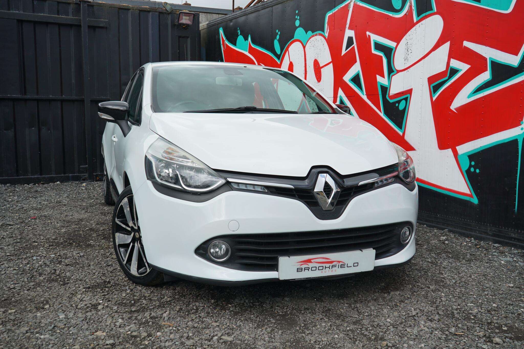 A 2016 RENAULT CLIO 0.9 TCe Dynamique S Nav Hatchback 5dr Petrol Manual Euro 6 (s/s) (90 ps) A 2016 RENAULT CLIO 0.9 TCe Dynamique S Nav Hatchback 5dr Petrol Manual Euro 6 (s/s) (90 ps)