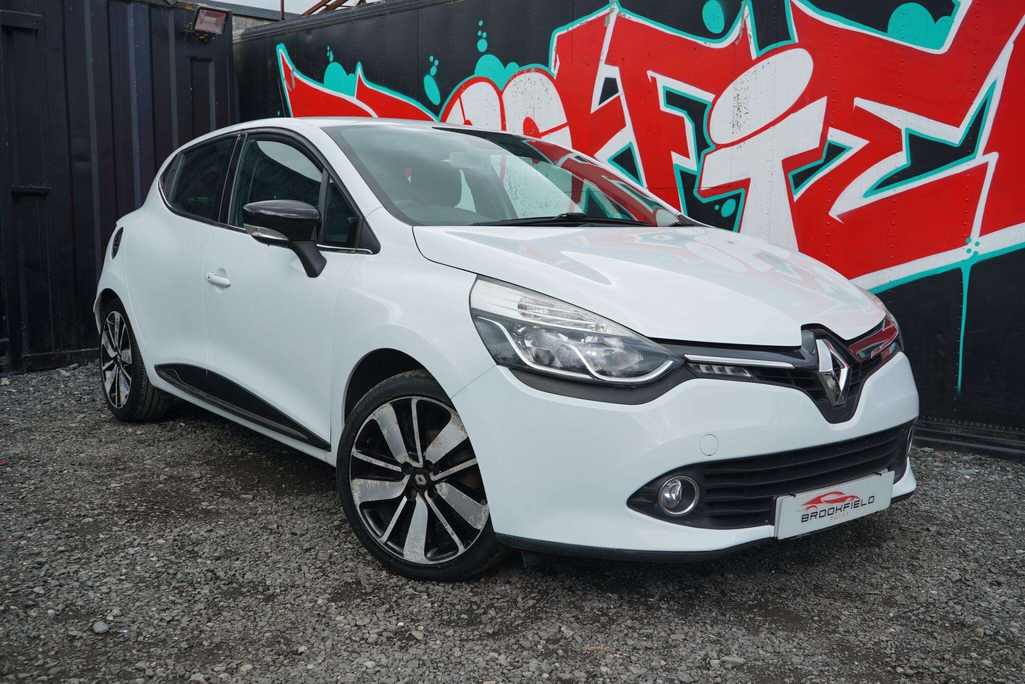 A 2016 RENAULT CLIO 0.9 TCe Dynamique S Nav Hatchback 5dr Petrol Manual Euro 6 (s/s) (90 ps) A 2016 RENAULT CLIO 0.9 TCe Dynamique S Nav Hatchback 5dr Petrol Manual Euro 6 (s/s) (90 ps)