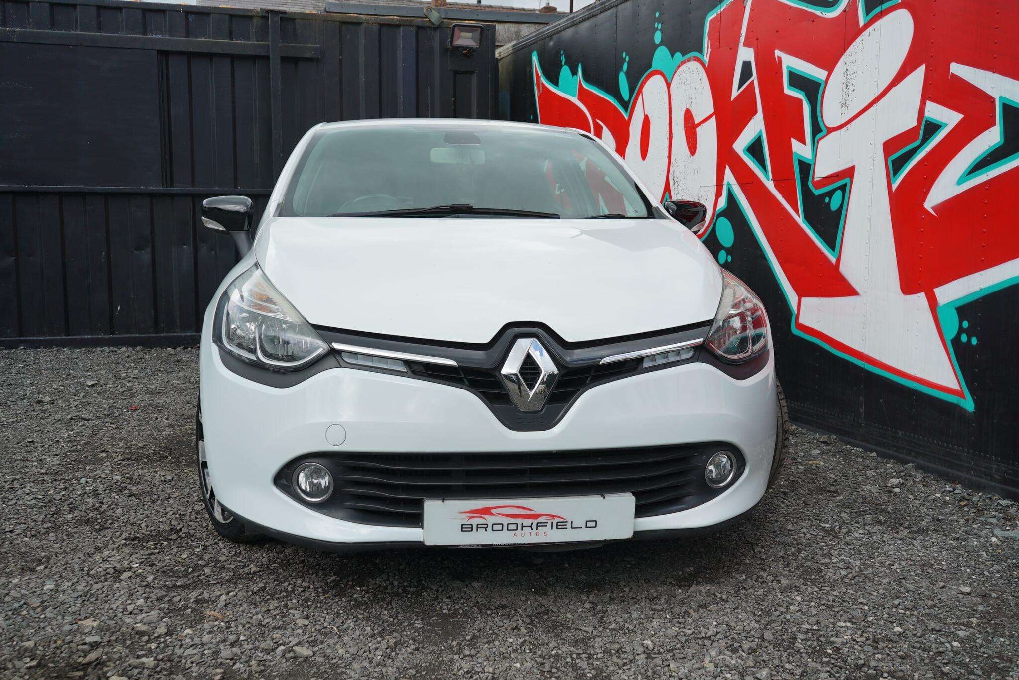 A 2016 RENAULT CLIO 0.9 TCe Dynamique S Nav Hatchback 5dr Petrol Manual Euro 6 (s/s) (90 ps) A 2016 RENAULT CLIO 0.9 TCe Dynamique S Nav Hatchback 5dr Petrol Manual Euro 6 (s/s) (90 ps)