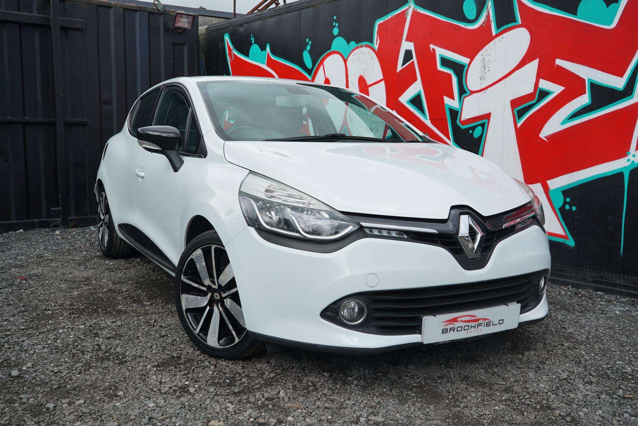 A 2016 RENAULT CLIO 0.9 TCe Dynamique S Nav Hatchback 5dr Petrol Manual Euro 6 (s/s) (90 ps) A 2016 RENAULT CLIO 0.9 TCe Dynamique S Nav Hatchback 5dr Petrol Manual Euro 6 (s/s) (90 ps)