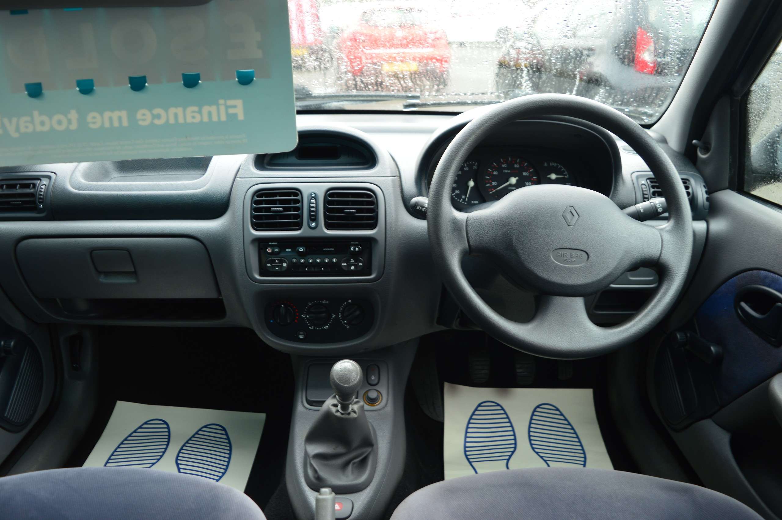 A 1999 RENAULT CLIO 1.2 A 1999 RENAULT CLIO 1.2