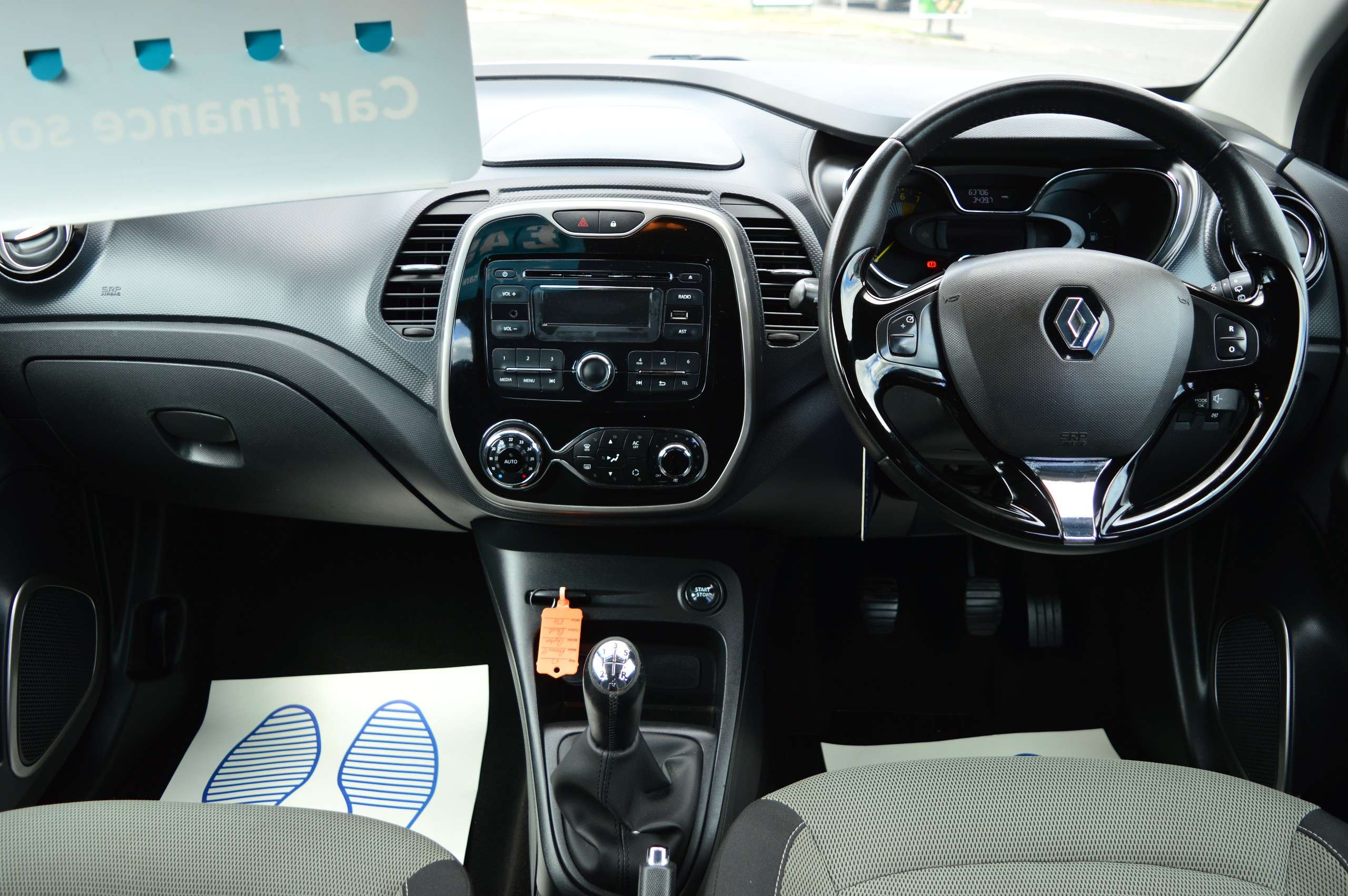 A 2013 RENAULT CAPTUR 0.9 TCe ENERGY Expression + SUV 5dr Petrol Manual Euro 5 (s/s) (90 ps) A 2013 RENAULT CAPTUR 0.9 TCe ENERGY Expression + SUV 5dr Petrol Manual Euro 5 (s/s) (90 ps)