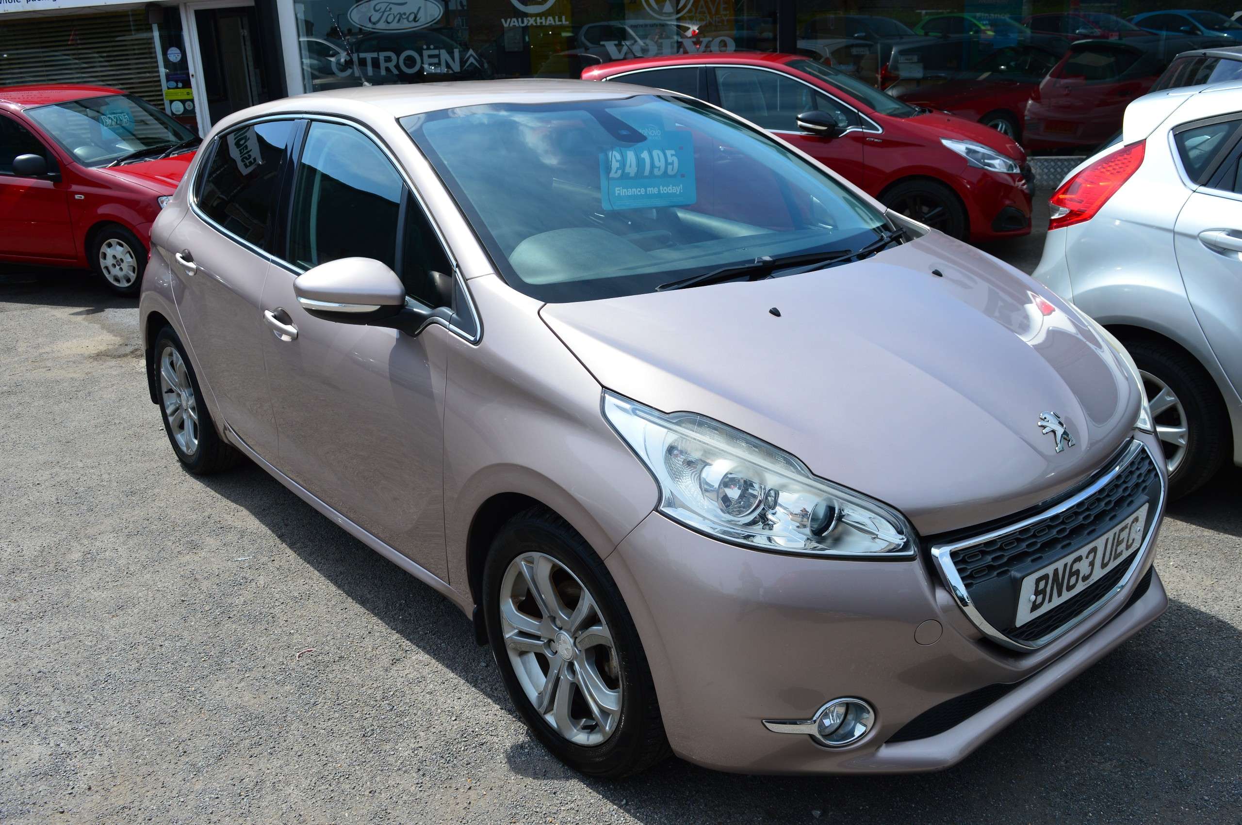 A 2013 PEUGEOT 208 A 2013 PEUGEOT 208
