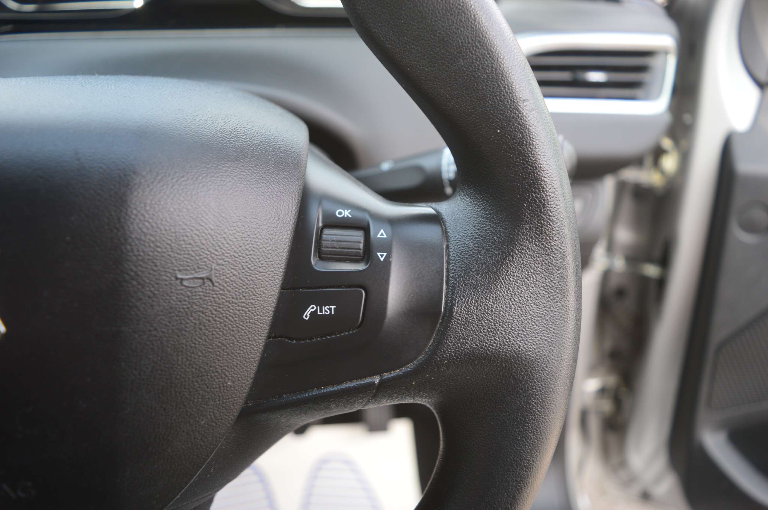 2013 PEUGEOT 208 2013 PEUGEOT 208