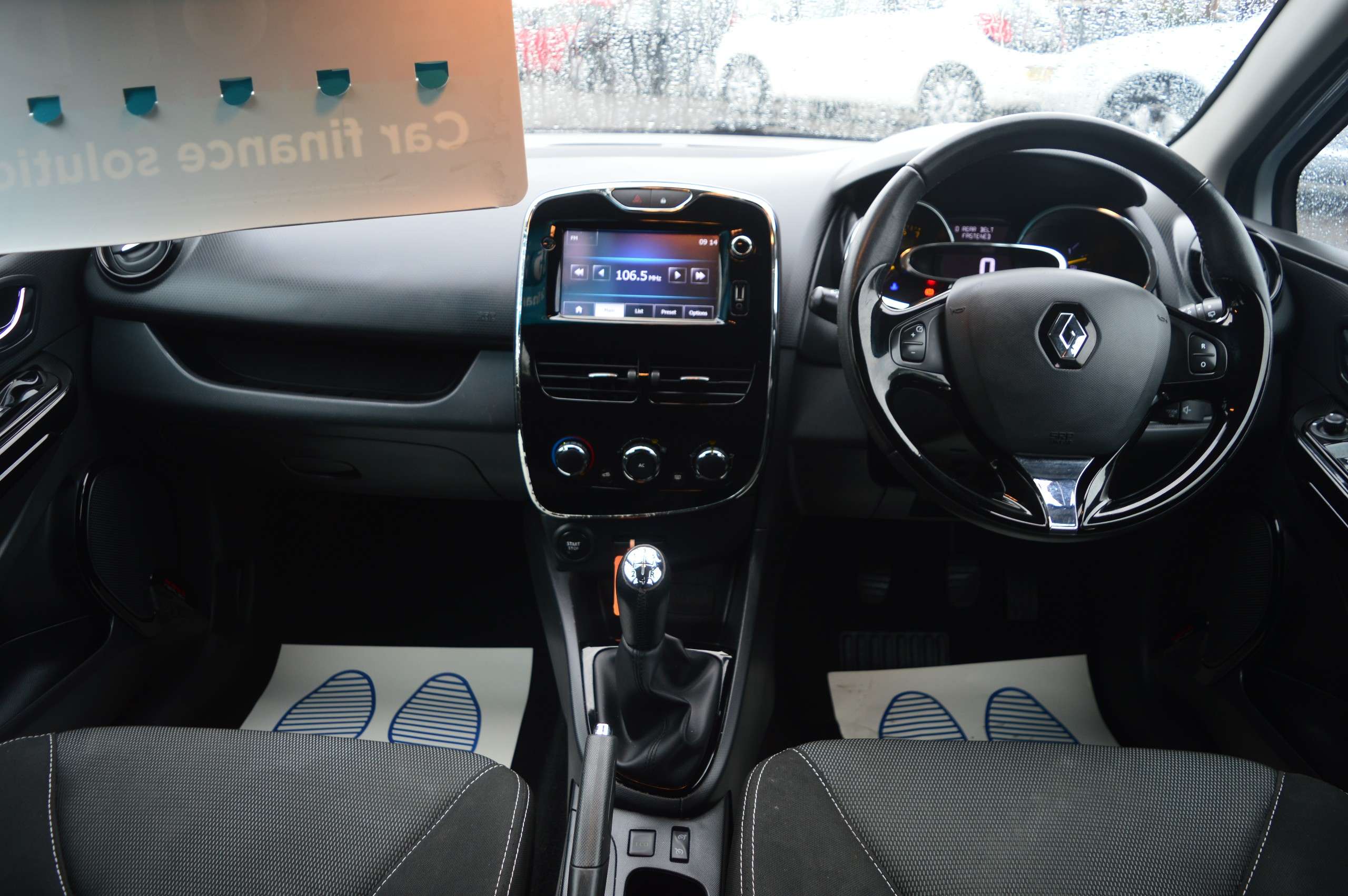 A 2015 RENAULT CLIO 0.9 TCe Dynamique MediaNav Hatchback 5dr Petrol Manual Euro 5 (s/s) (90 ps) A 2015 RENAULT CLIO 0.9 TCe Dynamique MediaNav Hatchback 5dr Petrol Manual Euro 5 (s/s) (90 ps)