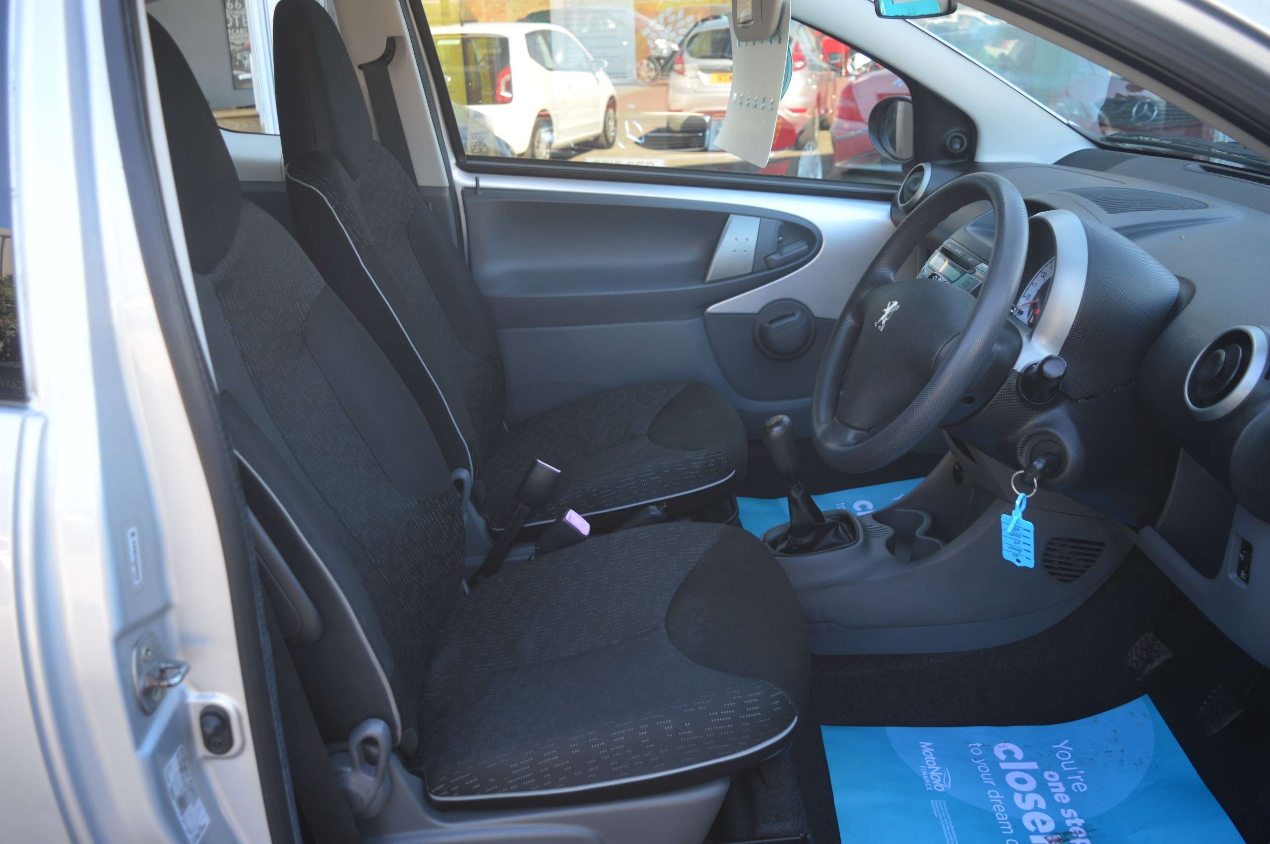 2011 PEUGEOT 107 2011 PEUGEOT 107