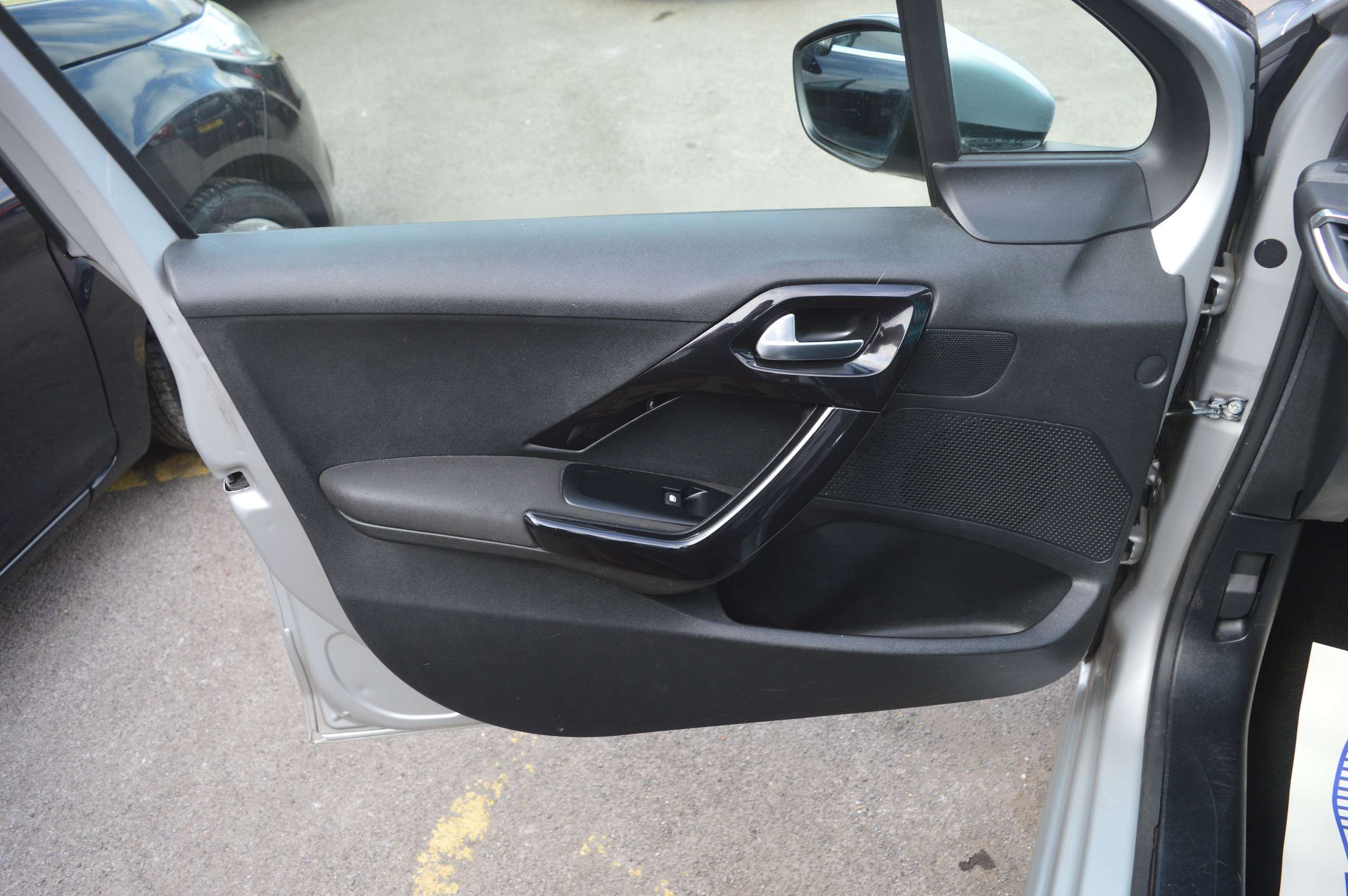 2013 PEUGEOT 208 2013 PEUGEOT 208