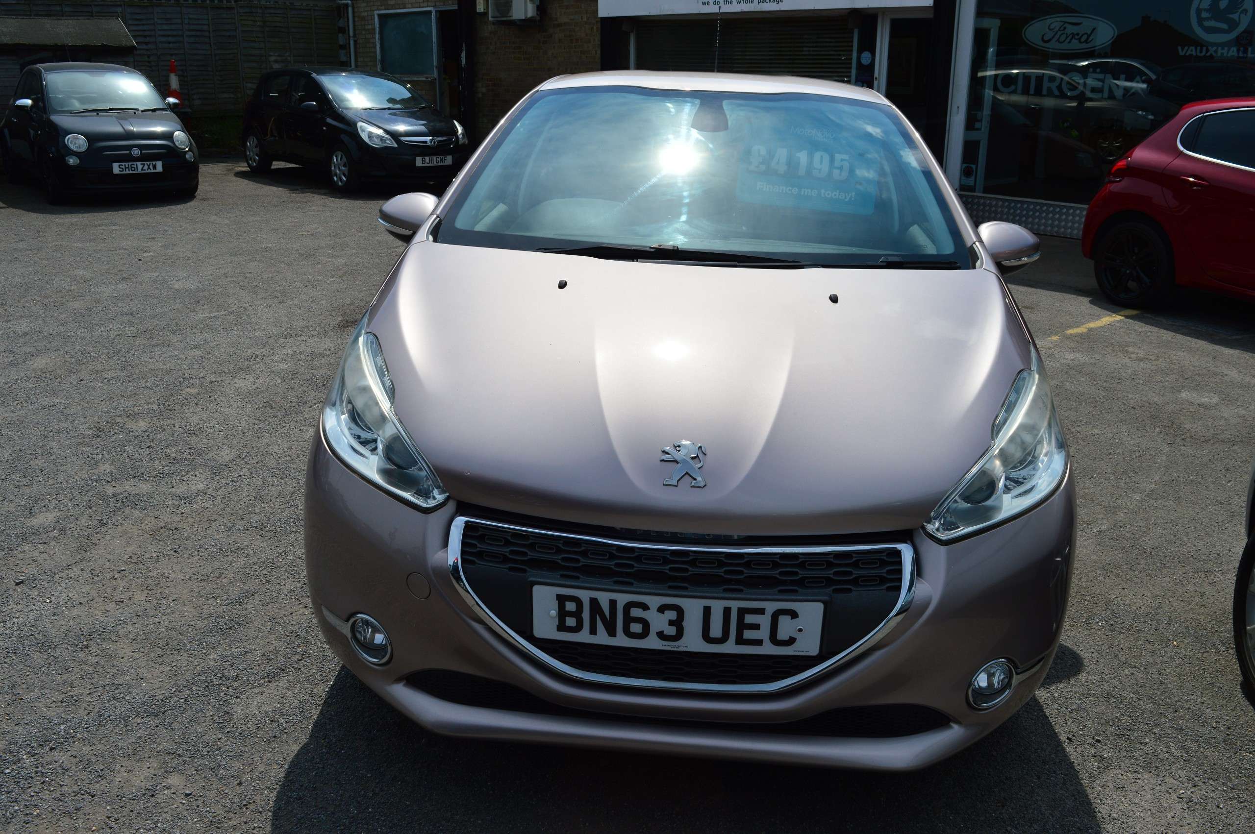 A 2013 PEUGEOT 208 A 2013 PEUGEOT 208