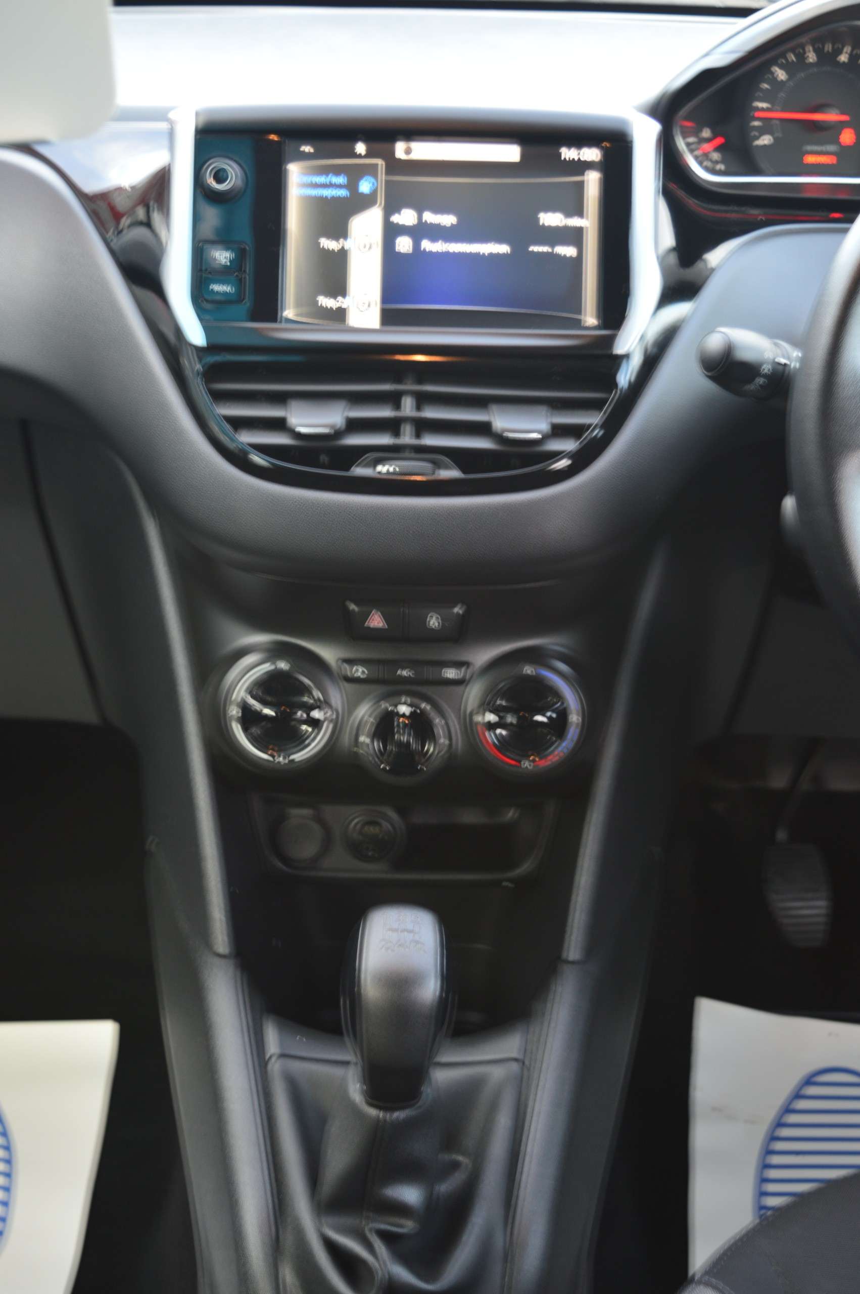 2013 PEUGEOT 208 2013 PEUGEOT 208