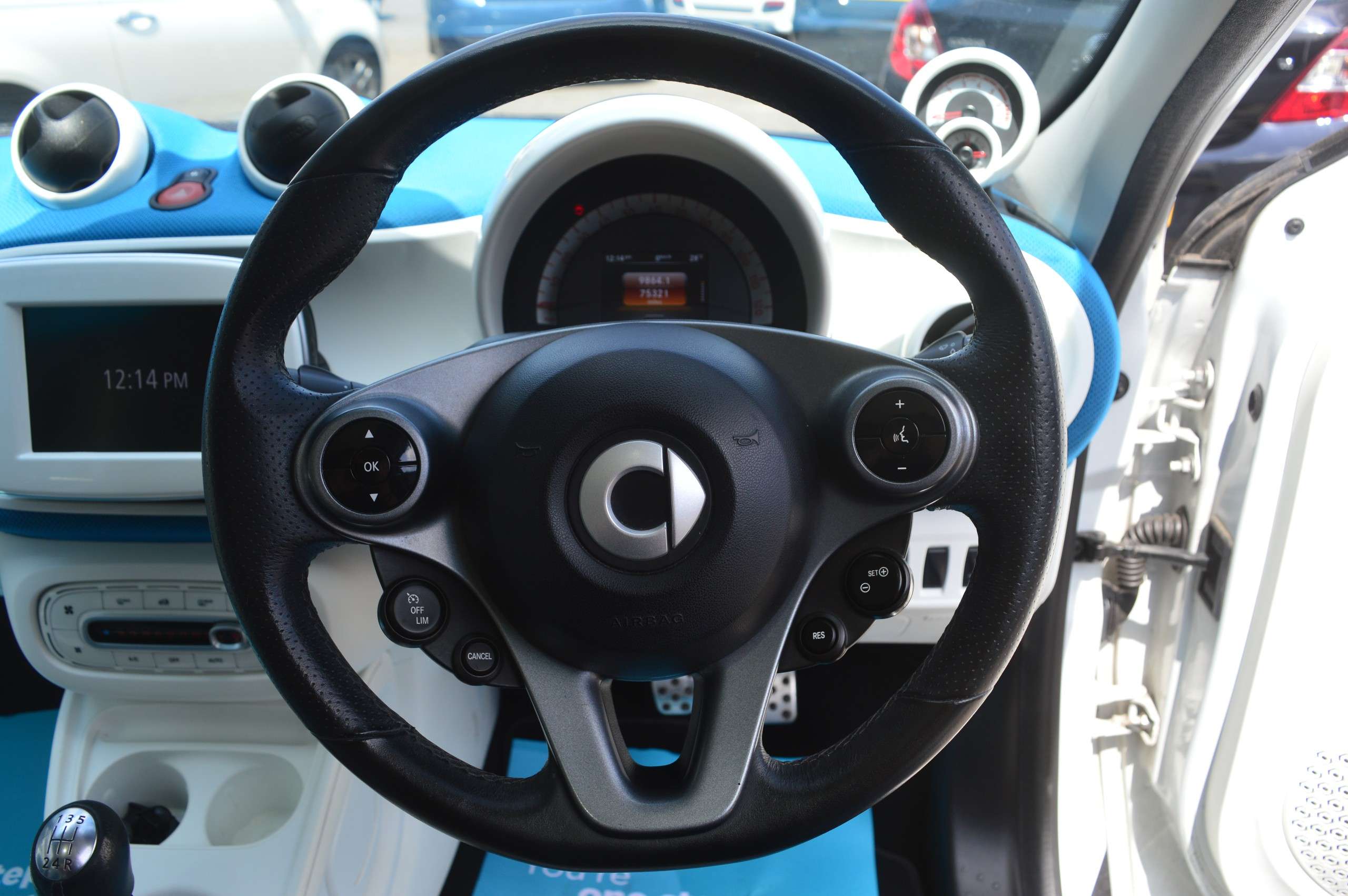 A 2015 SMART FORFOUR 0.9T Proxy (Premium) Hatchback 5dr Petrol Manual Euro 6 (s/s) (90 ps) A 2015 SMART FORFOUR 0.9T Proxy (Premium) Hatchback 5dr Petrol Manual Euro 6 (s/s) (90 ps)