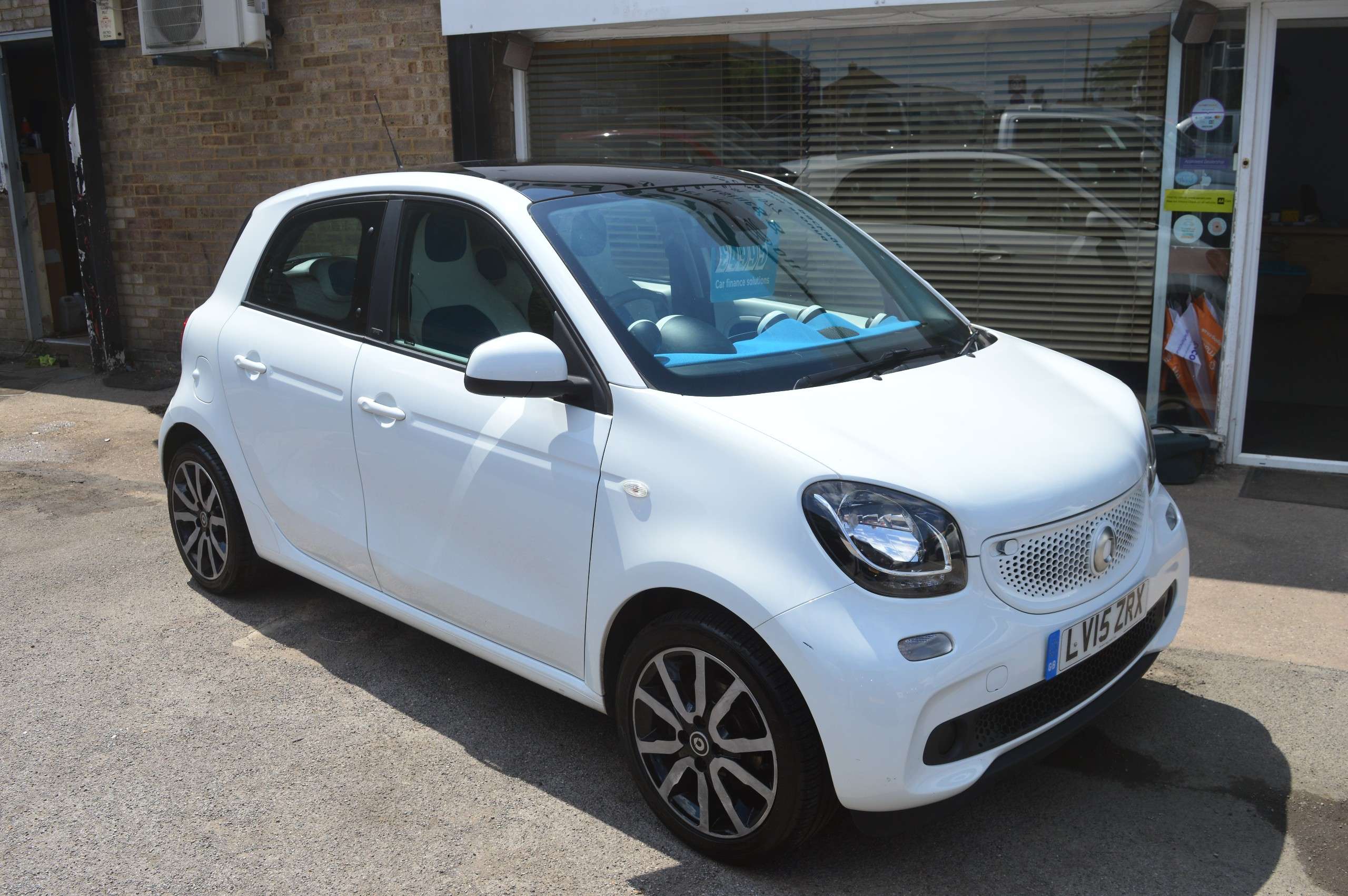 A 2015 SMART FORFOUR 0.9T Proxy (Premium) Hatchback 5dr Petrol Manual Euro 6 (s/s) (90 ps) A 2015 SMART FORFOUR 0.9T Proxy (Premium) Hatchback 5dr Petrol Manual Euro 6 (s/s) (90 ps)