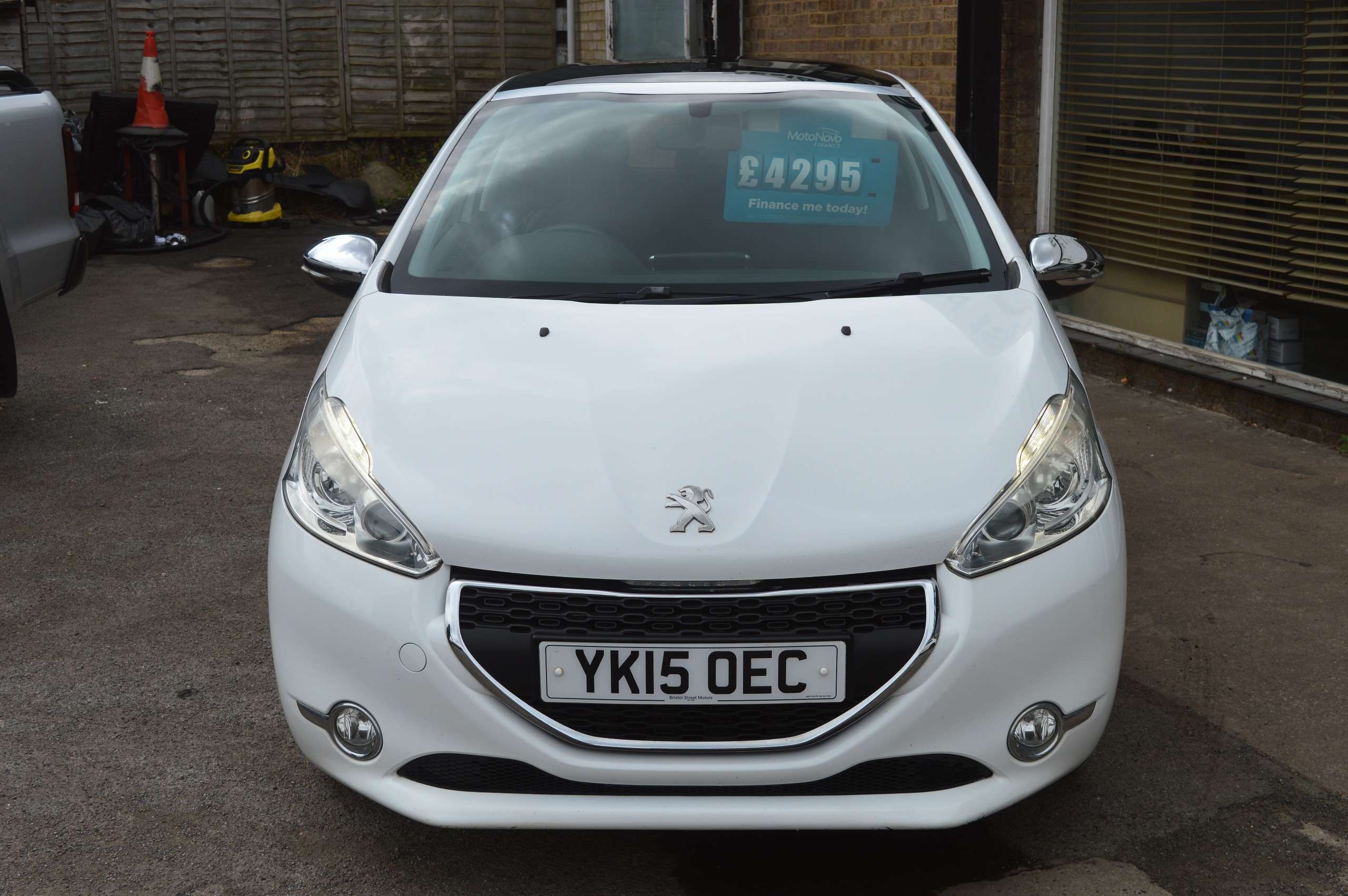 A 2015 PEUGEOT 208 1.2 VTi PureTech Style Hatchback 3dr Petrol Manual Euro 6 (82 ps) A 2015 PEUGEOT 208 1.2 VTi PureTech Style Hatchback 3dr Petrol Manual Euro 6 (82 ps)