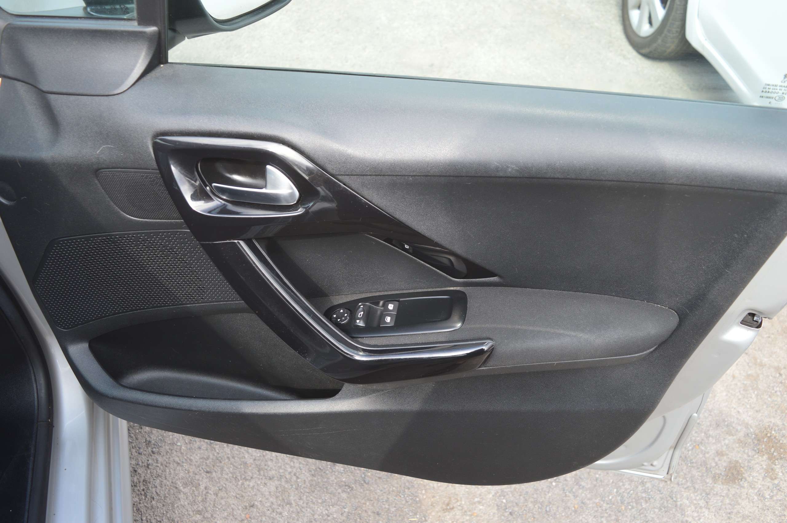 2013 PEUGEOT 208 2013 PEUGEOT 208