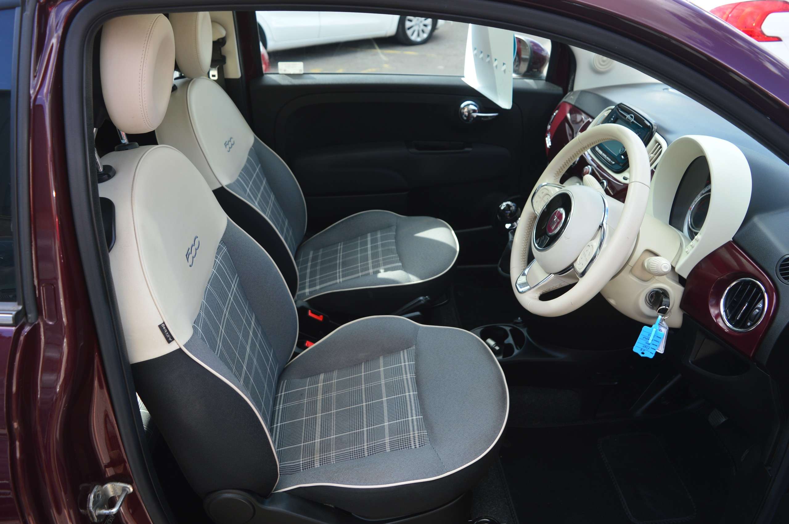 A 2018 FIAT 500 1.2 Lounge Hatchback 3dr Petrol Manual Euro 6 (s/s) (69 bhp) A 2018 FIAT 500 1.2 Lounge Hatchback 3dr Petrol Manual Euro 6 (s/s) (69 bhp)