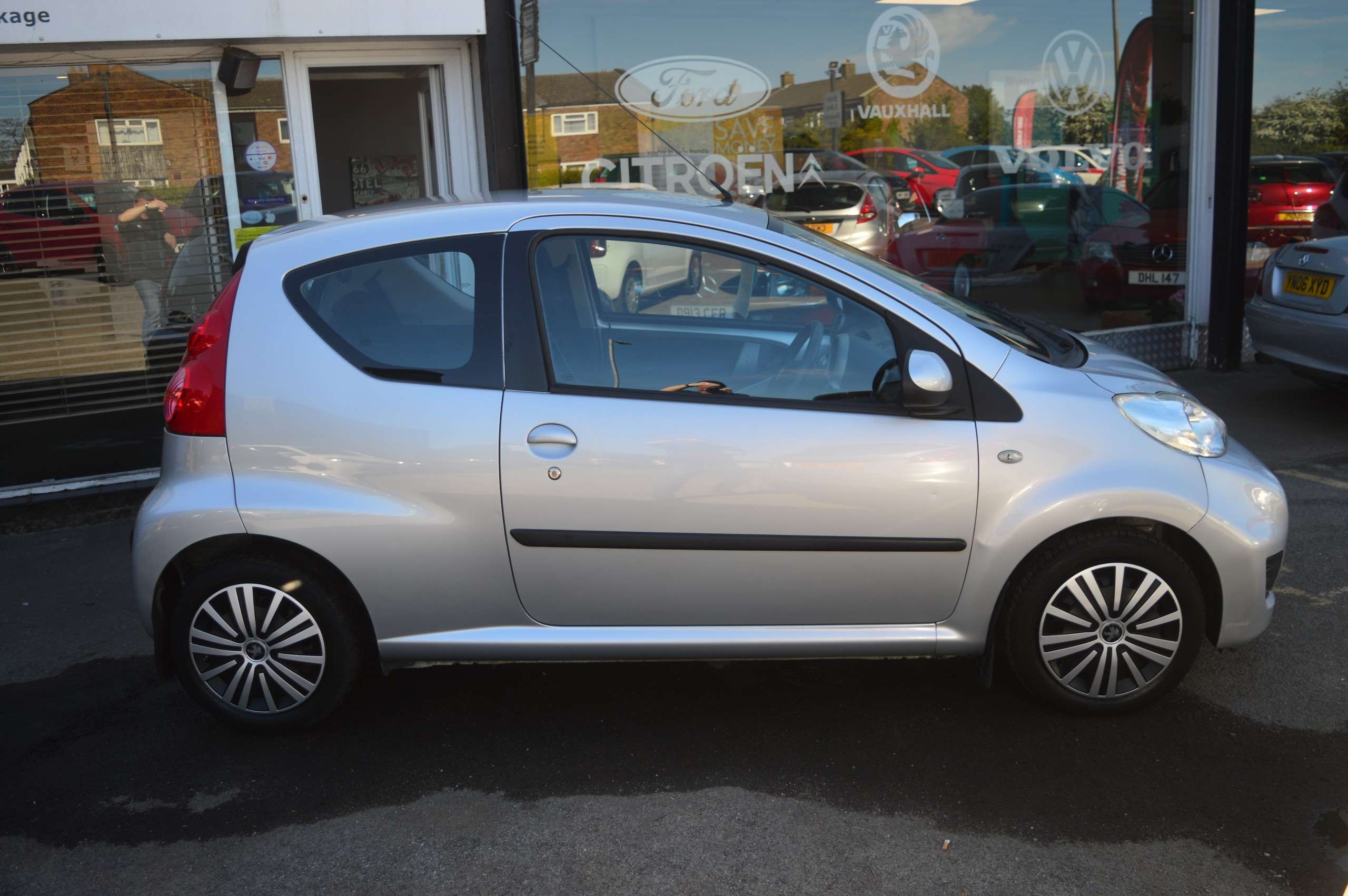 2011 PEUGEOT 107 2011 PEUGEOT 107