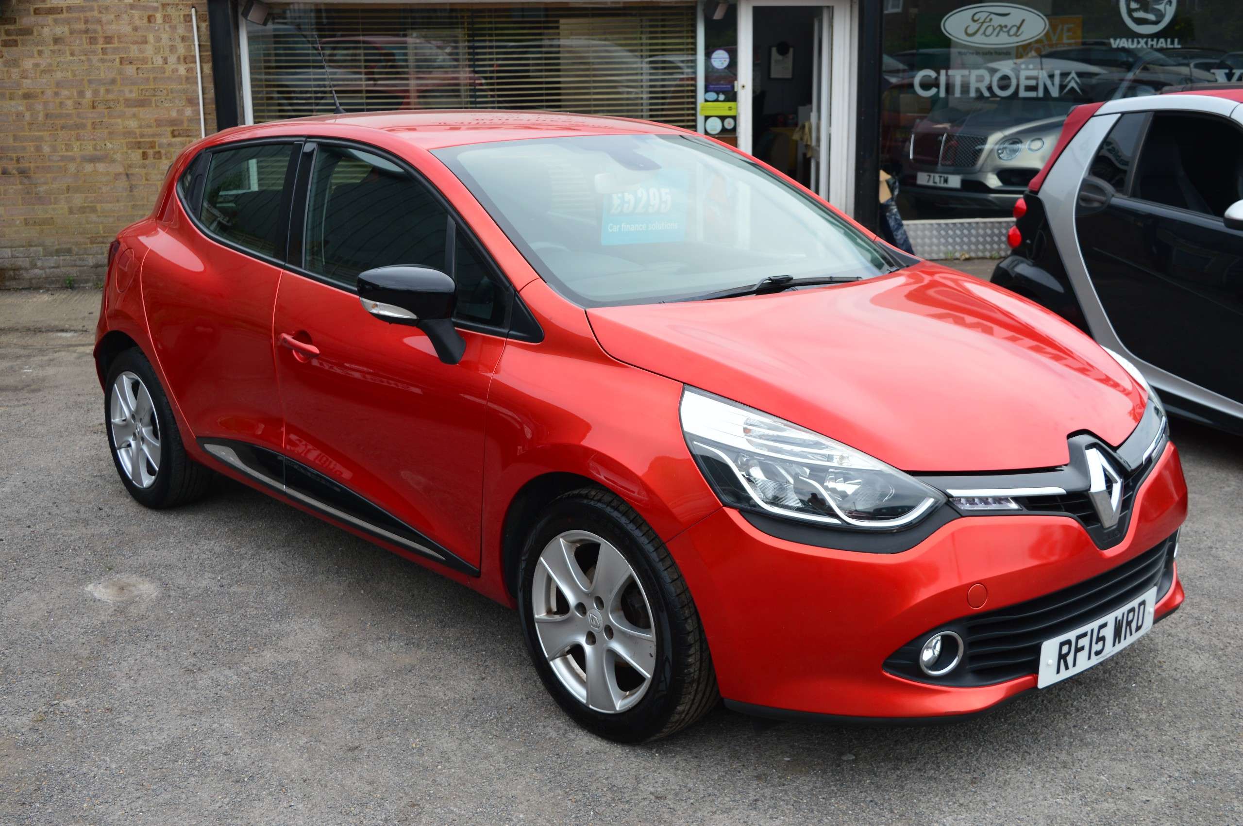 A 2015 RENAULT CLIO 1.2 16V Dynamique Nav Hatchback 5dr Petrol Manual Euro 6 (75 ps) A 2015 RENAULT CLIO 1.2 16V Dynamique Nav Hatchback 5dr Petrol Manual Euro 6 (75 ps)