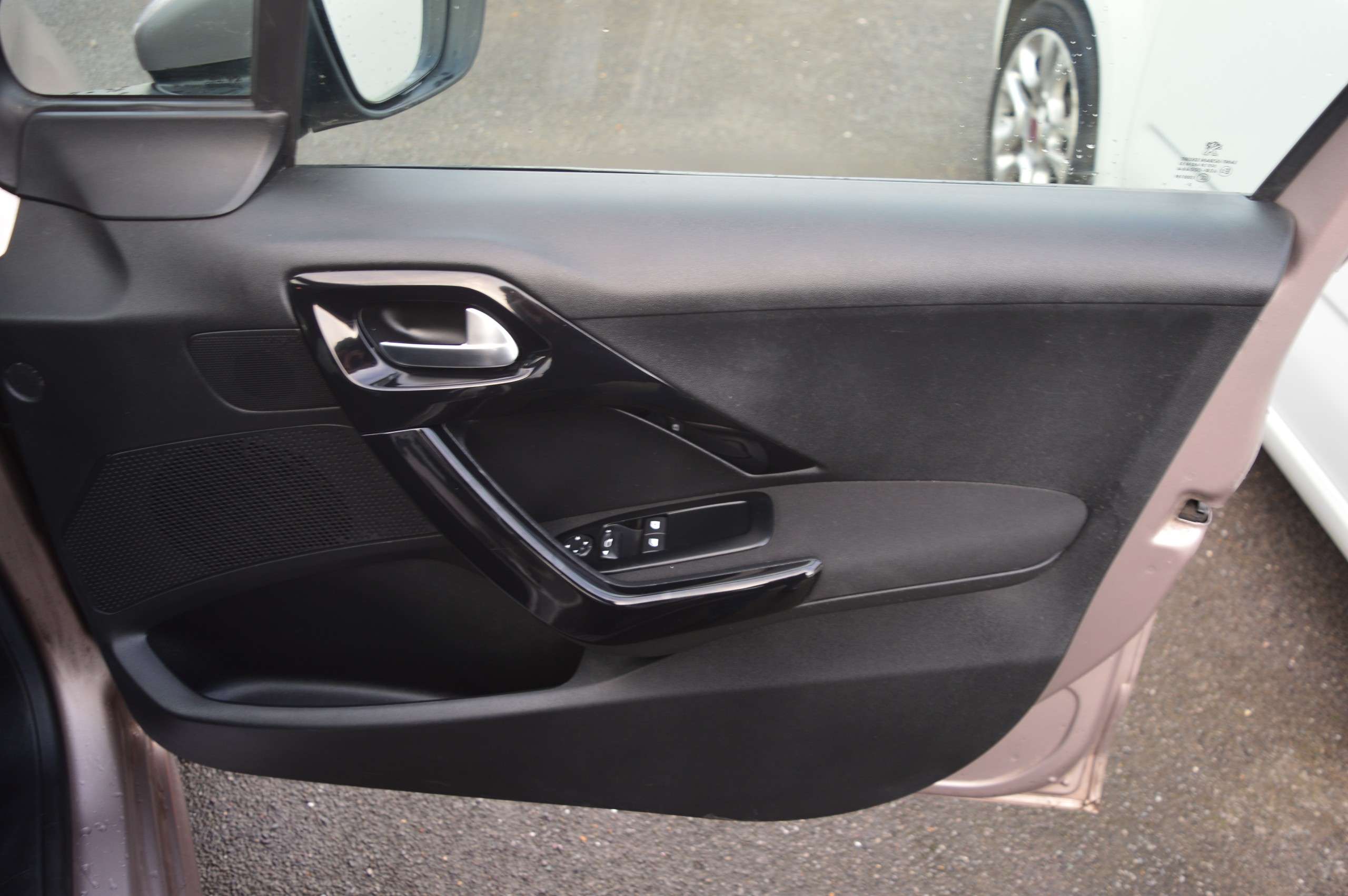 2013 PEUGEOT 208 2013 PEUGEOT 208