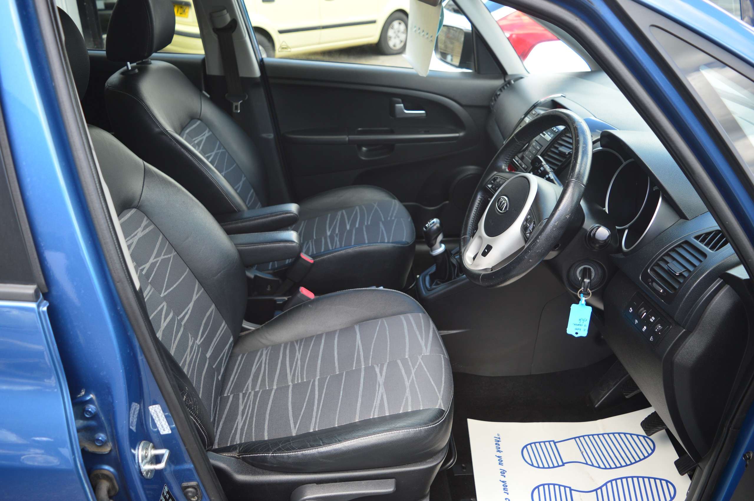A 2012 KIA VENGA 1.6 CRDi EcoDynamics 3 MPV 5dr Diesel Manual Euro 5 (s/s) (Sat Nav) (114 bhp) A 2012 KIA VENGA 1.6 CRDi EcoDynamics 3 MPV 5dr Diesel Manual Euro 5 (s/s) (Sat Nav) (114 bhp)