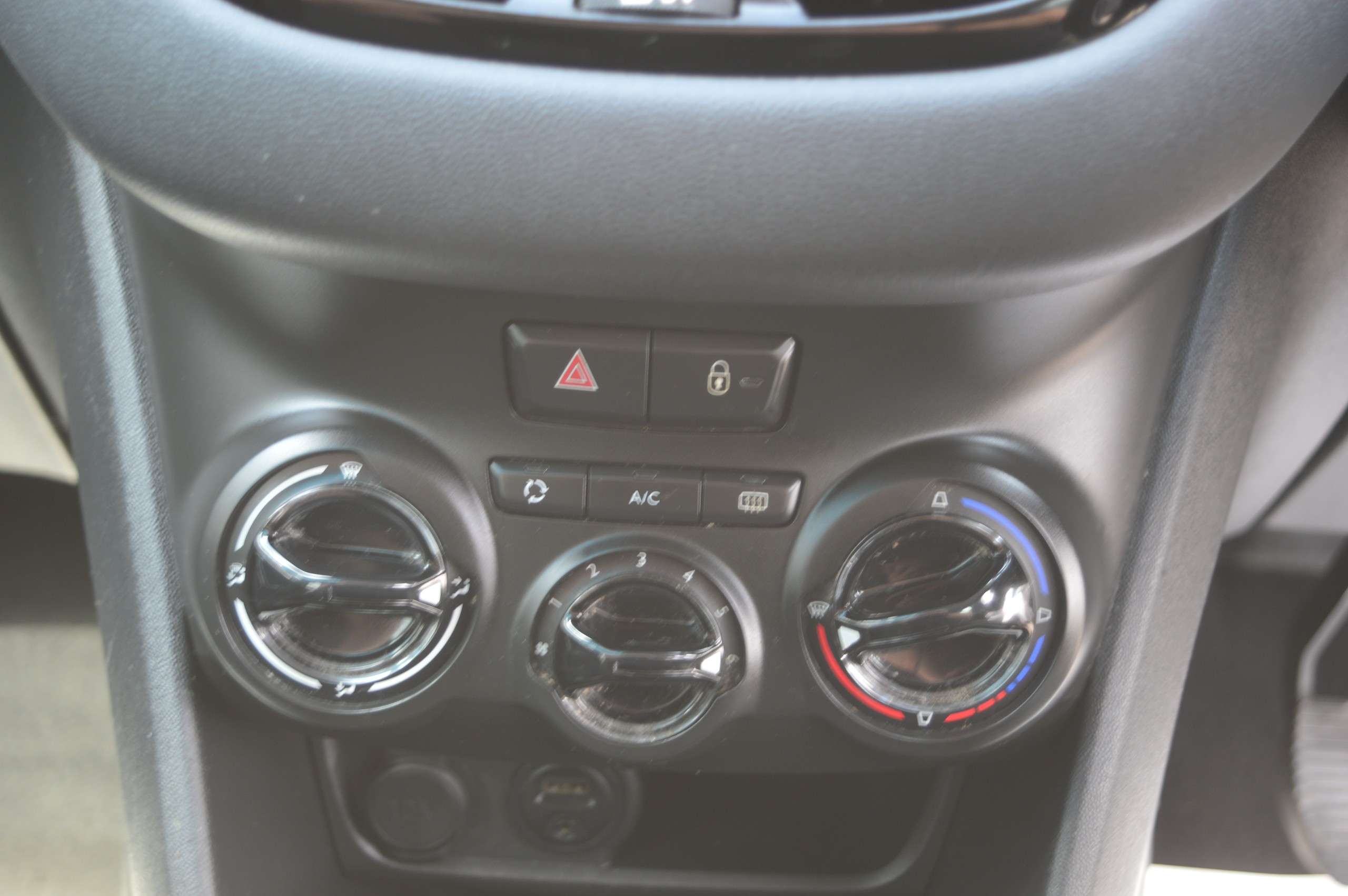 2013 PEUGEOT 208 2013 PEUGEOT 208