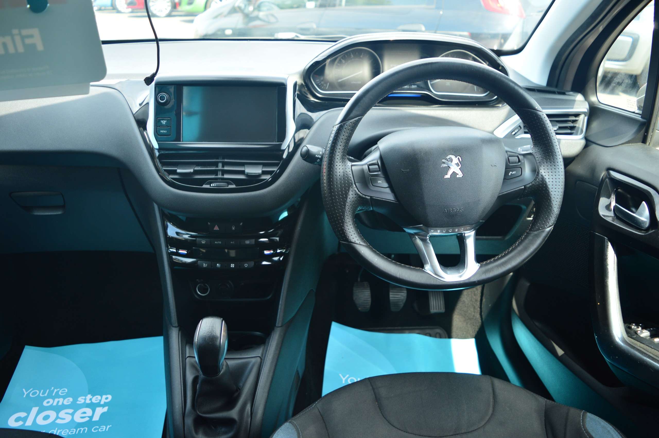 A 2013 PEUGEOT 208 A 2013 PEUGEOT 208