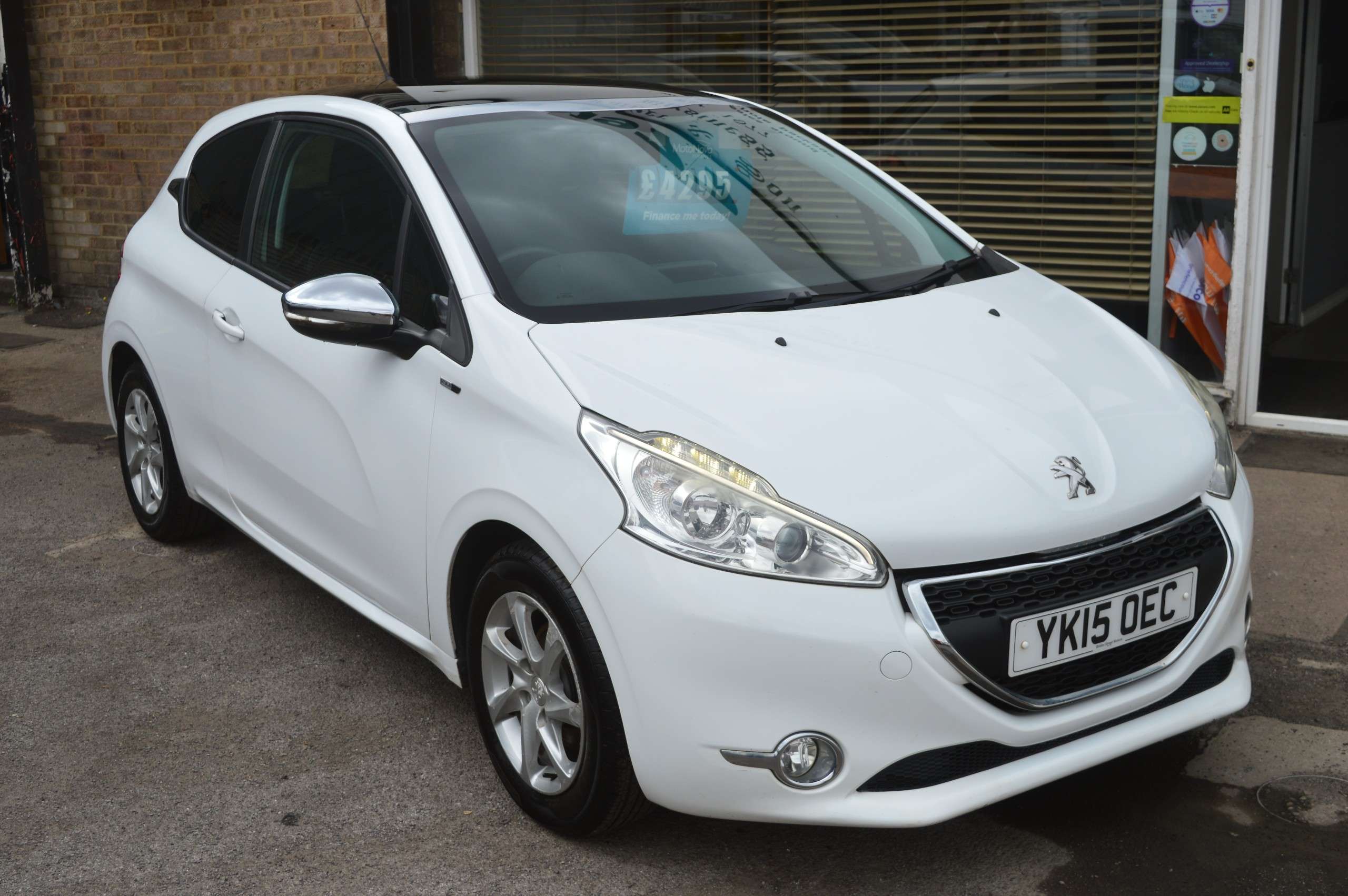 A 2015 PEUGEOT 208 1.2 VTi PureTech Style Hatchback 3dr Petrol Manual Euro 6 (82 ps) A 2015 PEUGEOT 208 1.2 VTi PureTech Style Hatchback 3dr Petrol Manual Euro 6 (82 ps)