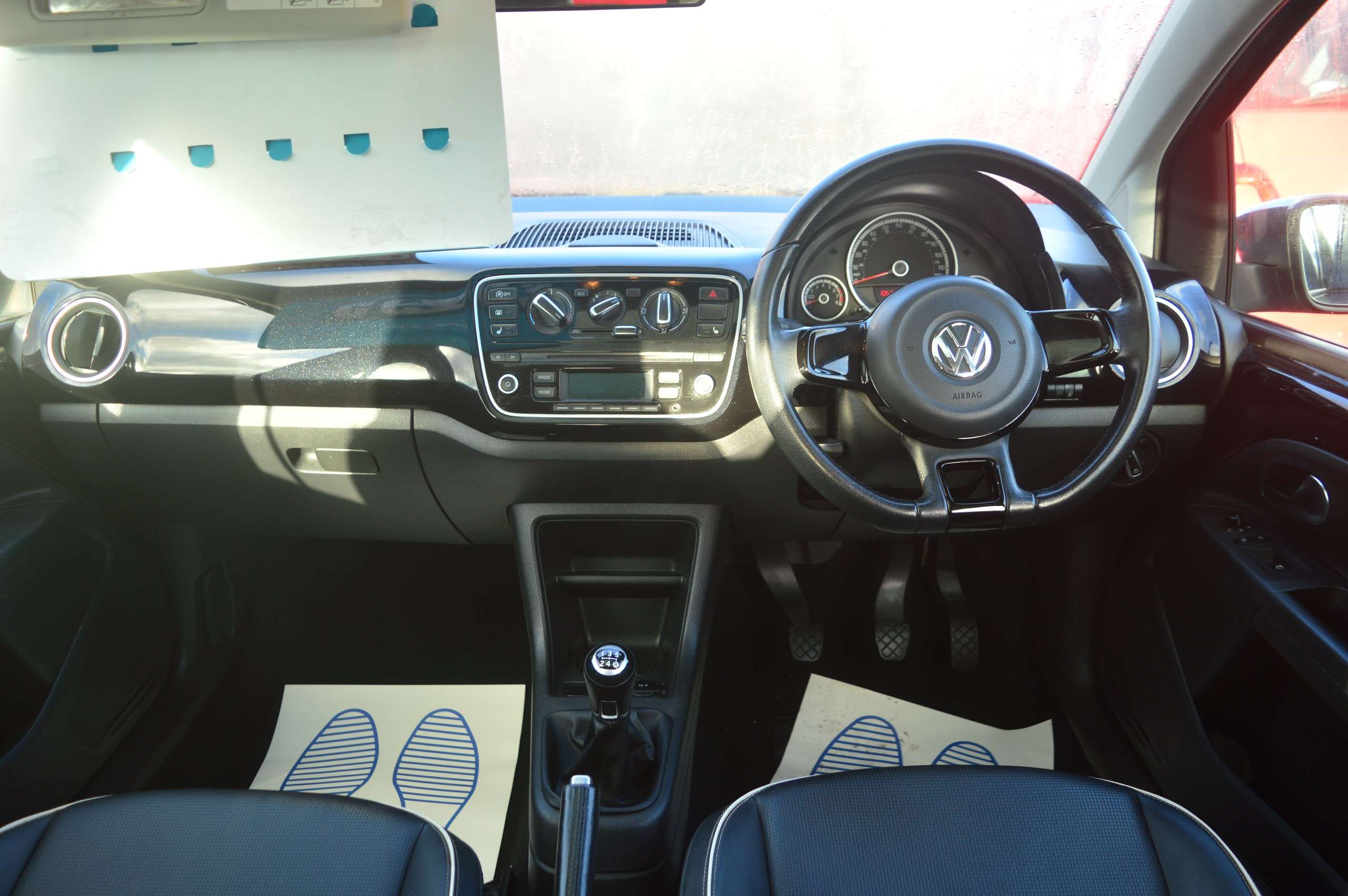 A 2014 VOLKSWAGEN UP HIGH UP BLUEMOTION TECHNOLOGY A 2014 VOLKSWAGEN UP HIGH UP BLUEMOTION TECHNOLOGY