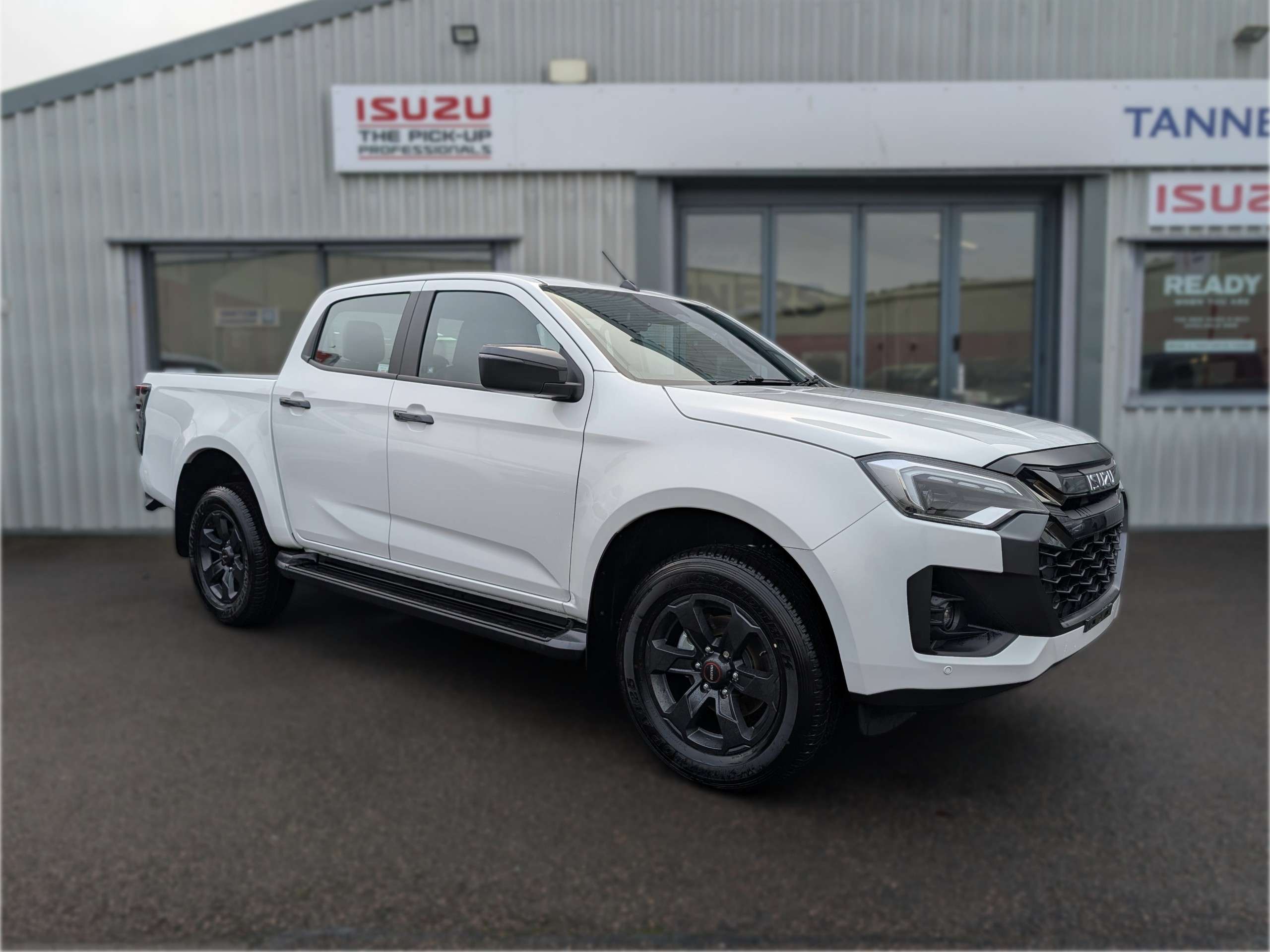 A 2025 ISUZU D-MAX 1.9 TD V-Cross Pickup Double Cab 4dr Diesel Auto 4WD Euro 6 (s/s) (164 ps) A 2025 ISUZU D-MAX 1.9 TD V-Cross Pickup Double Cab 4dr Diesel Auto 4WD Euro 6 (s/s) (164 ps)