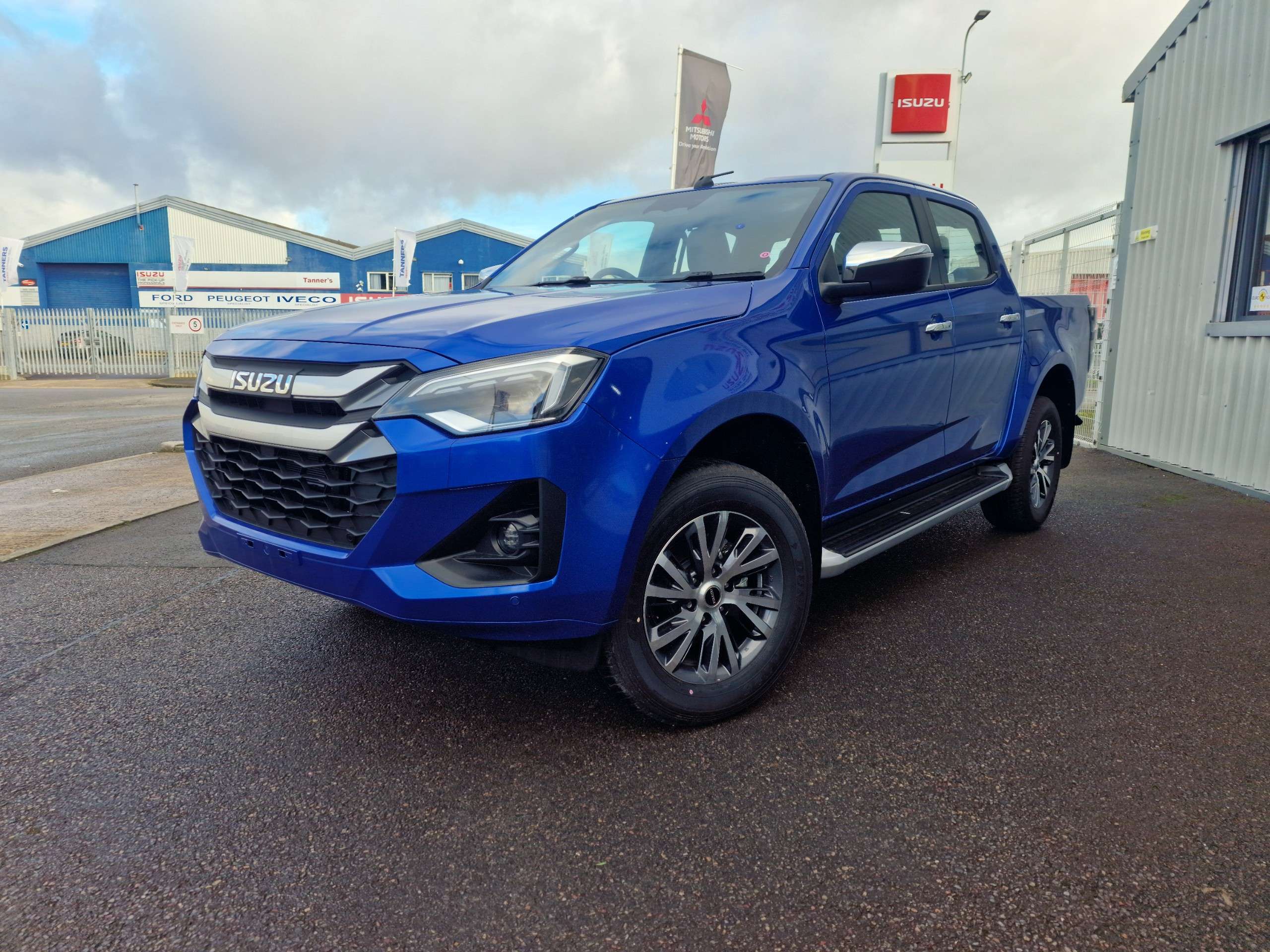 A 2025 ISUZU D-MAX 1.9 TD DL40 Pickup Double Cab 4dr Diesel Auto 4WD Euro 6 (s/s) (164 ps) A 2025 ISUZU D-MAX 1.9 TD DL40 Pickup Double Cab 4dr Diesel Auto 4WD Euro 6 (s/s) (164 ps)